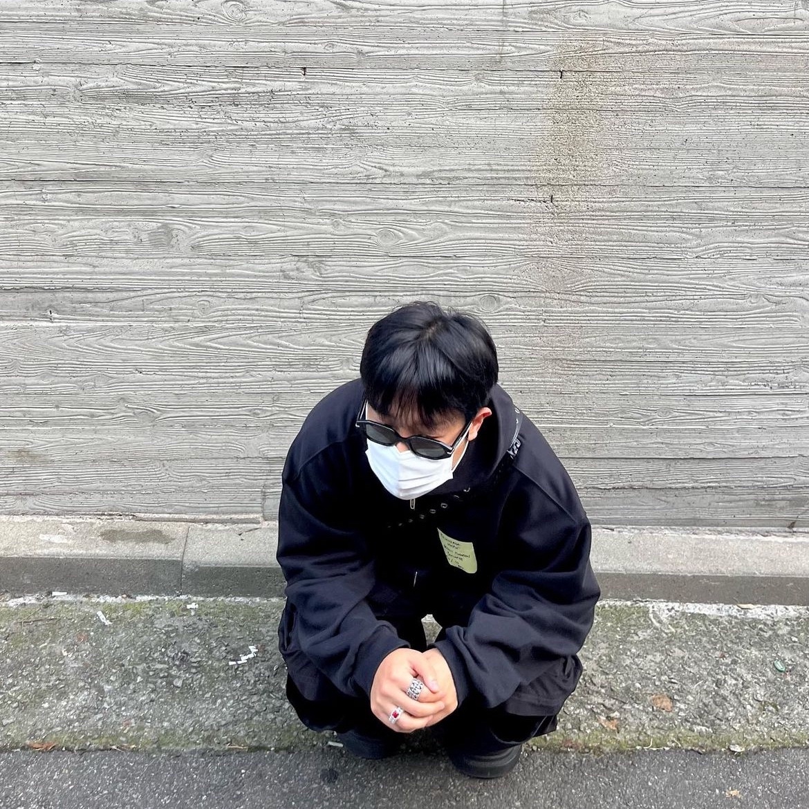 Balenciaga Sticky Note Zip-Up Hoodie Medium Fit Black Faded, Balenciaga Le Cagole XS Flap Bag in Arena Lambskin Black 착용 스타일 - 3