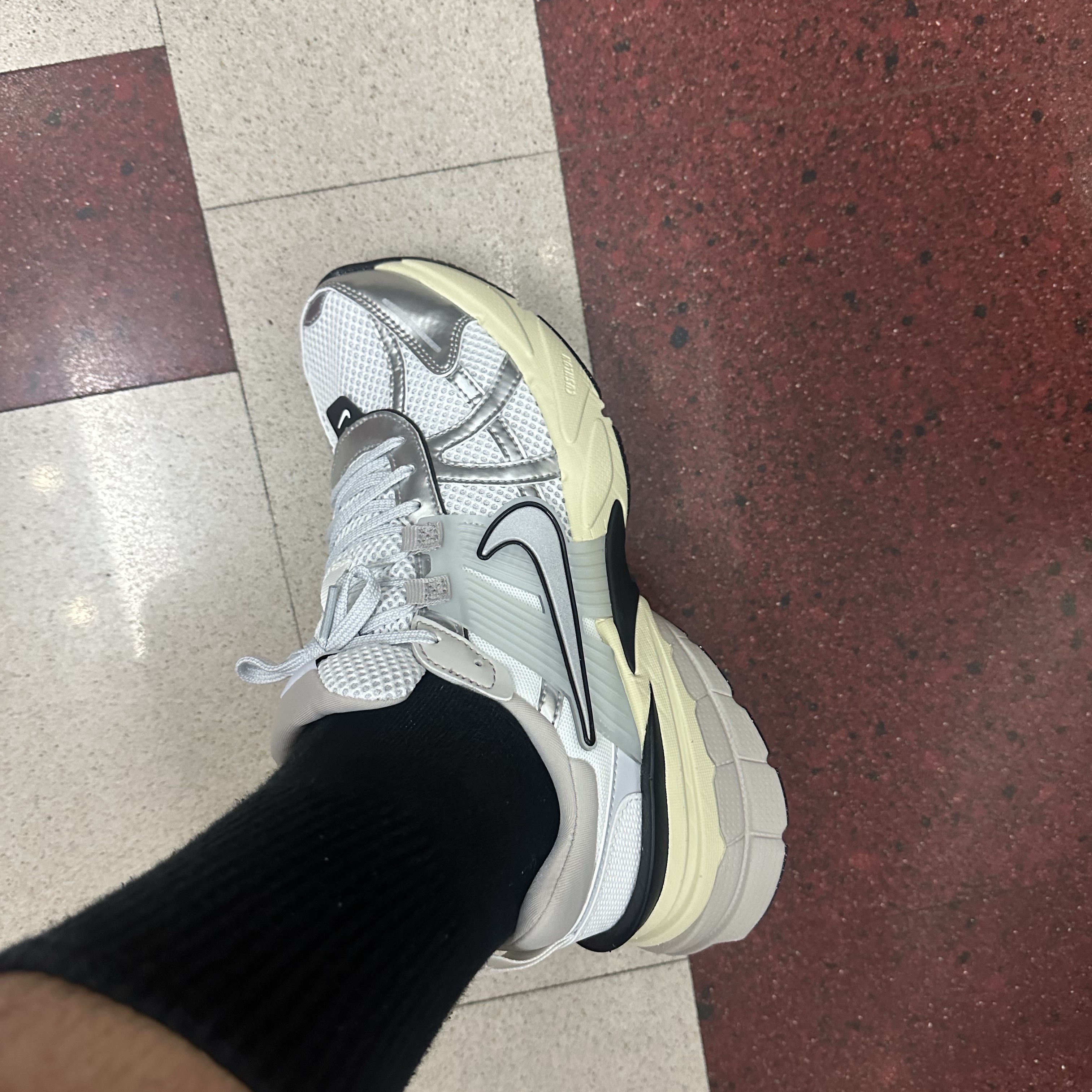 Nike V2K Run Summit White Metallic Silver 착용 스타일