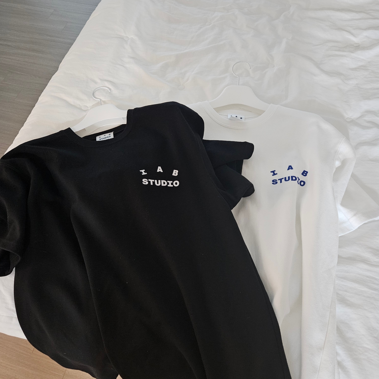 IAB Studio 10th Anniversary T-Shirts Pack White & Black (2 Pack) 착용 스타일