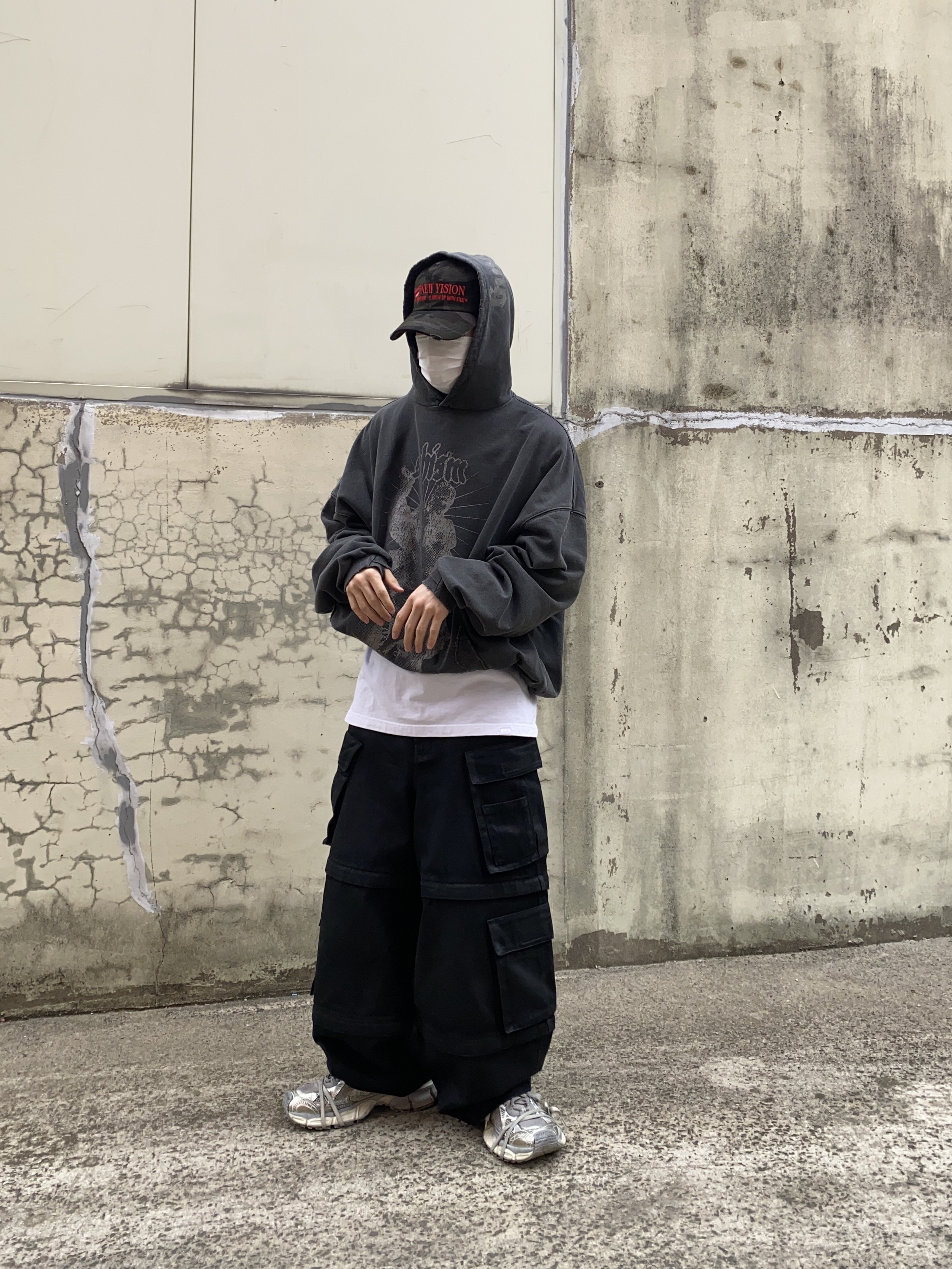 Project G/R Oversized Convertible Cargo Pants Coated Black, Balenciaga 3XL Sneakers Light Beige 착용 스타일 - 2