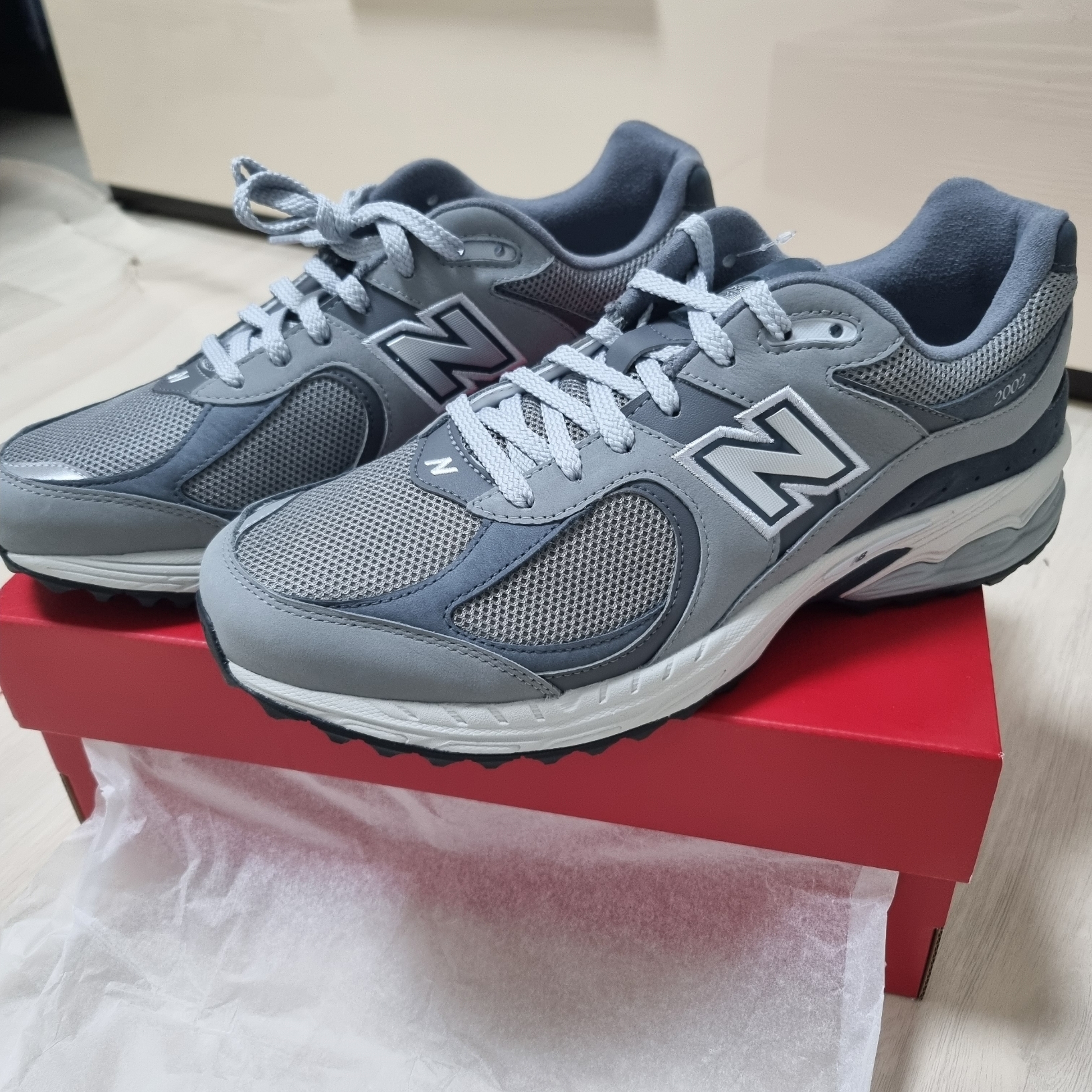 New Balance 2002 Golf Grey 착용 스타일 - 1