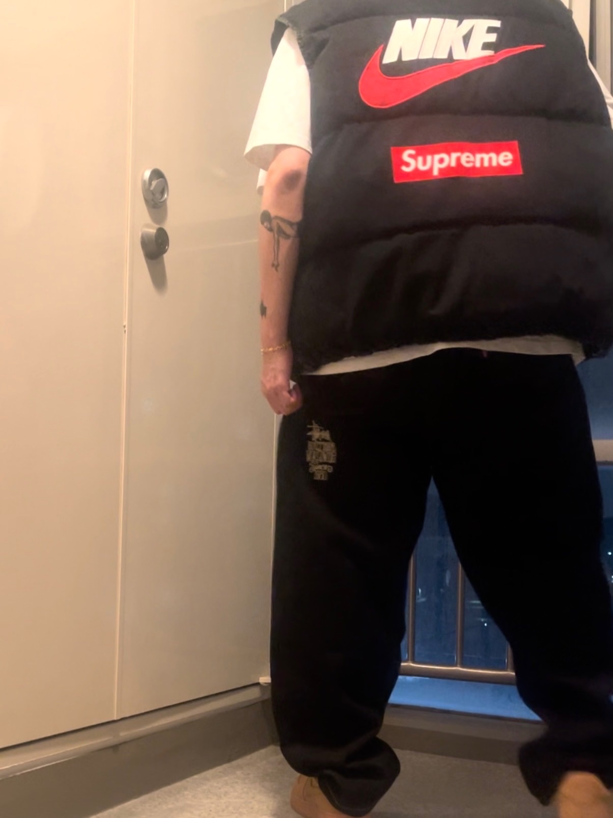 Supreme x Nike Denim Puffer Vest Black - 24SS, Stussy x Levi's Crispy Rinse 568 Jean Black 착용 스타일 - 1