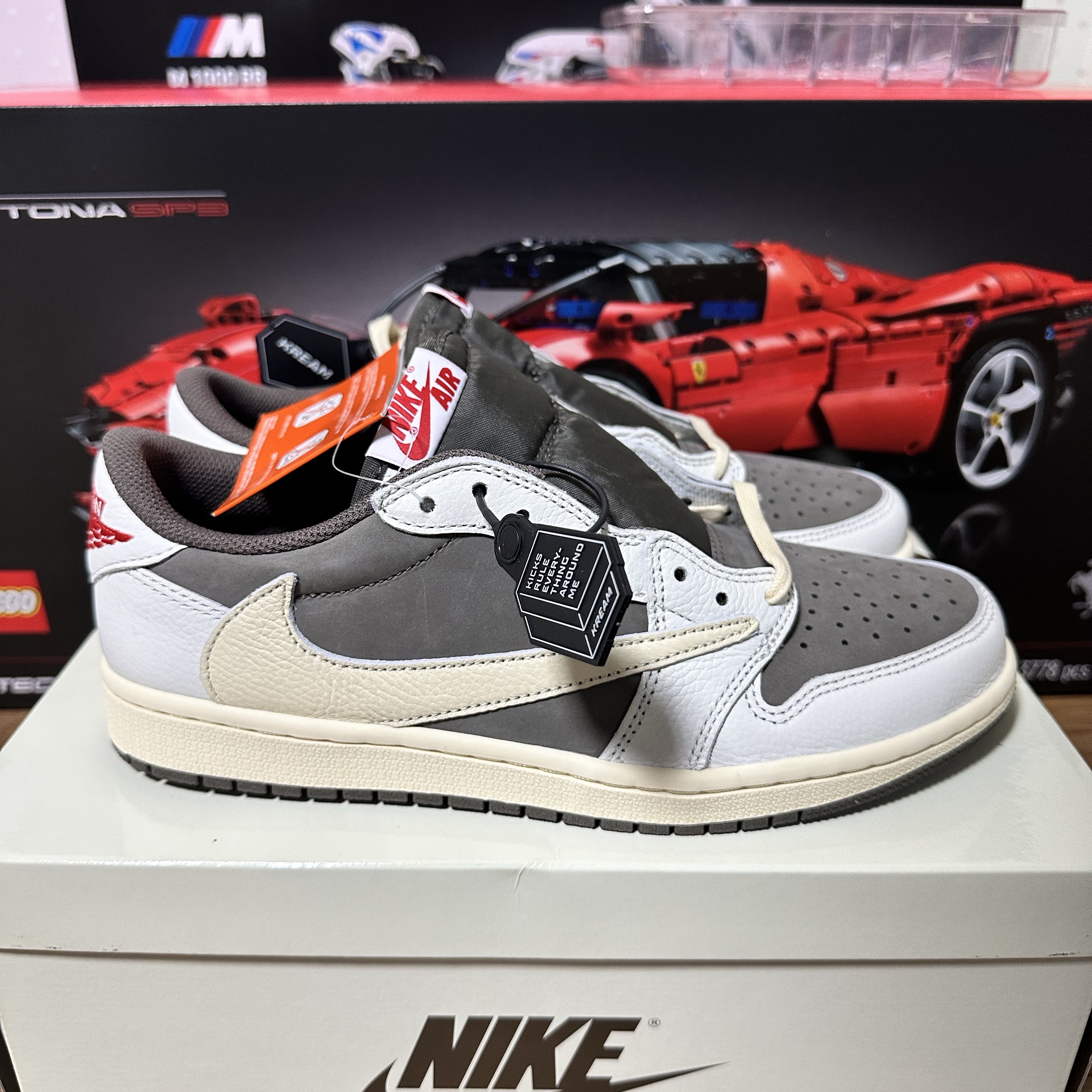 Jordan 1 x Travis Scott Retro Low OG SP Sail and Ridgerock, Lego Ferrari Daytona SP3 착용 스타일