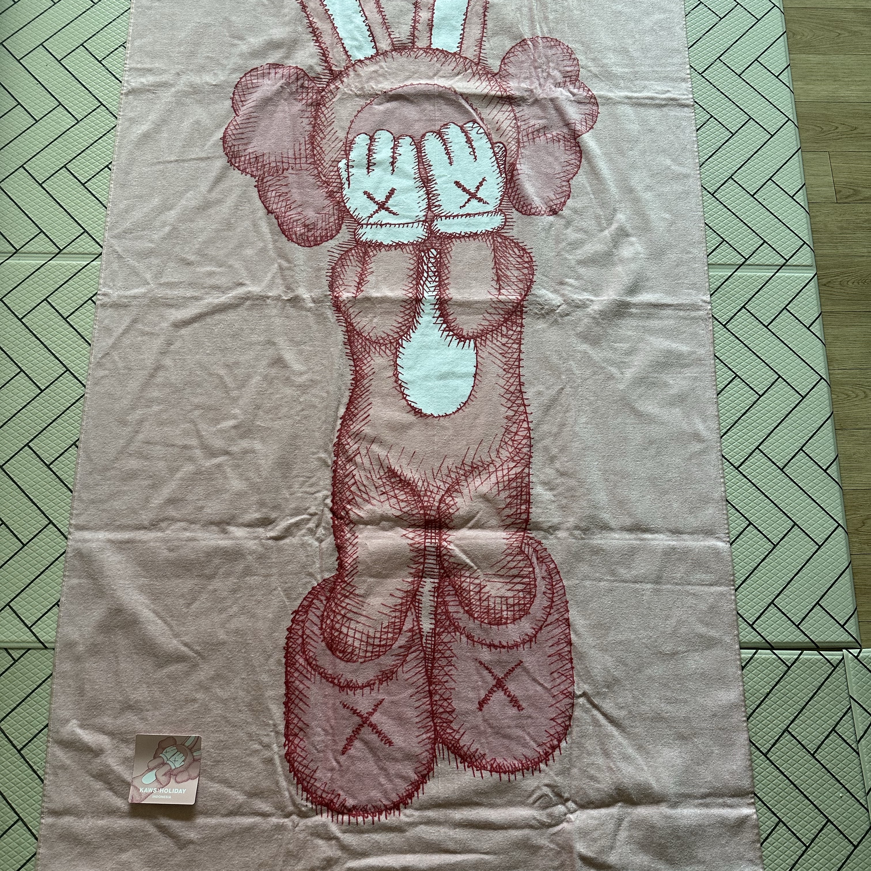 Kaws Holiday Indonesia Towel 착용 스타일