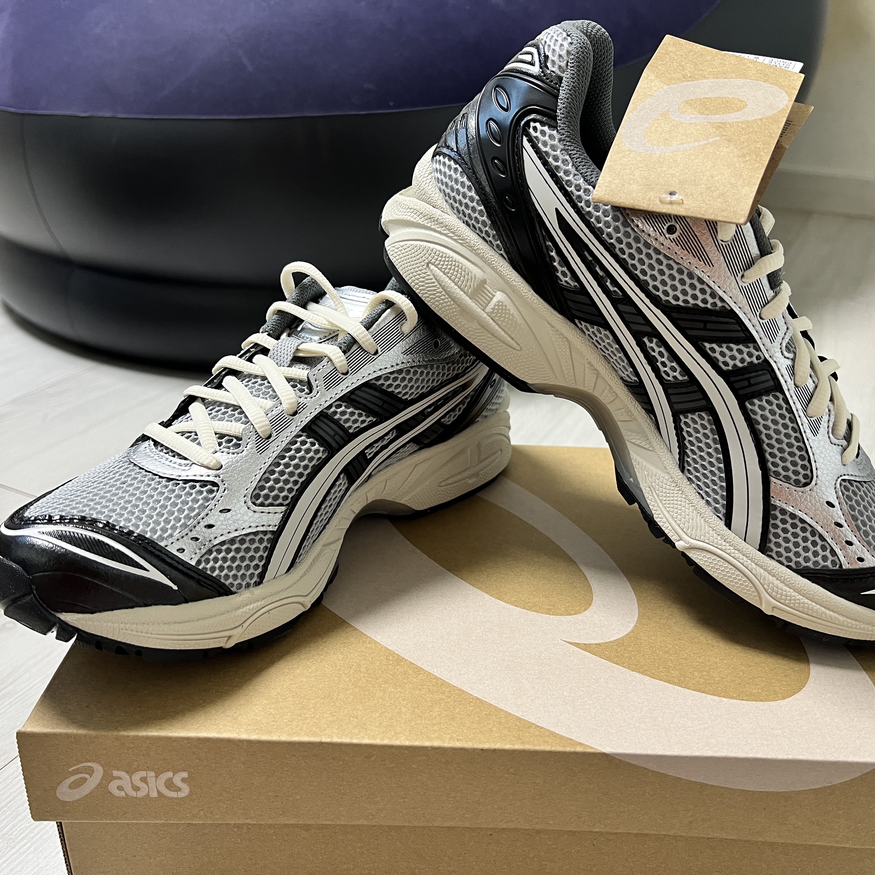 Asics Gel-Kayano 14 Black Glacier Grey 착용 스타일 - 3