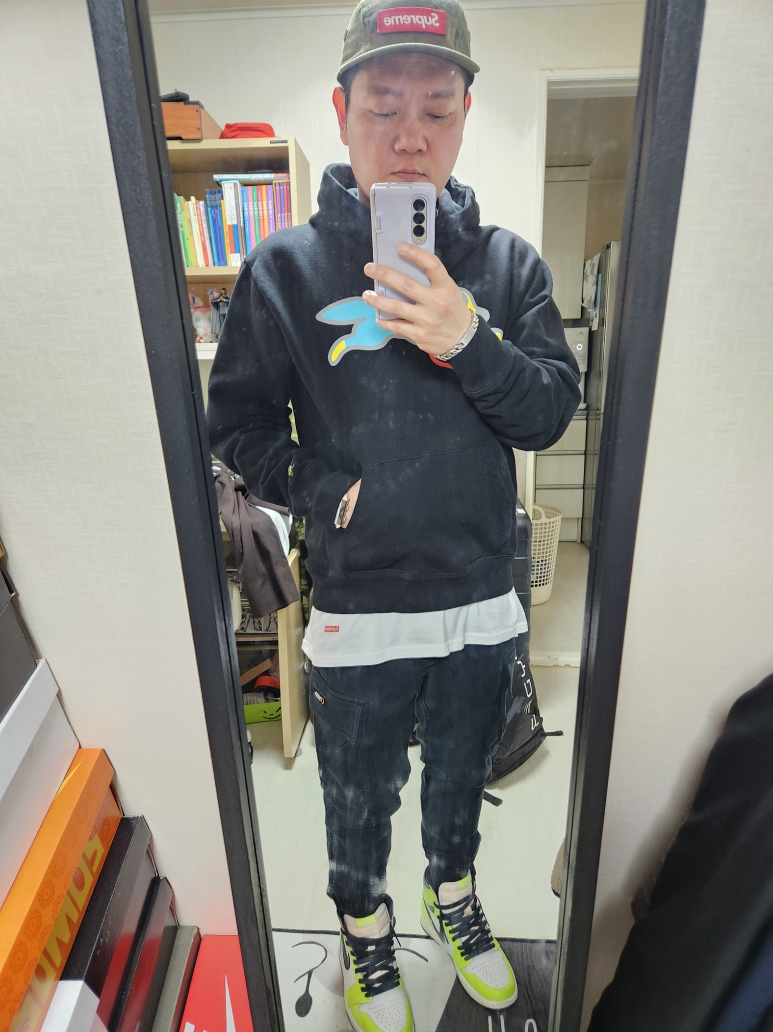 Supreme Hanes Tagless T-Shirt White (3 Pack), Supreme Military Camp Cap Flecktarn Camo - 23FW 착용 스타일 - 1
