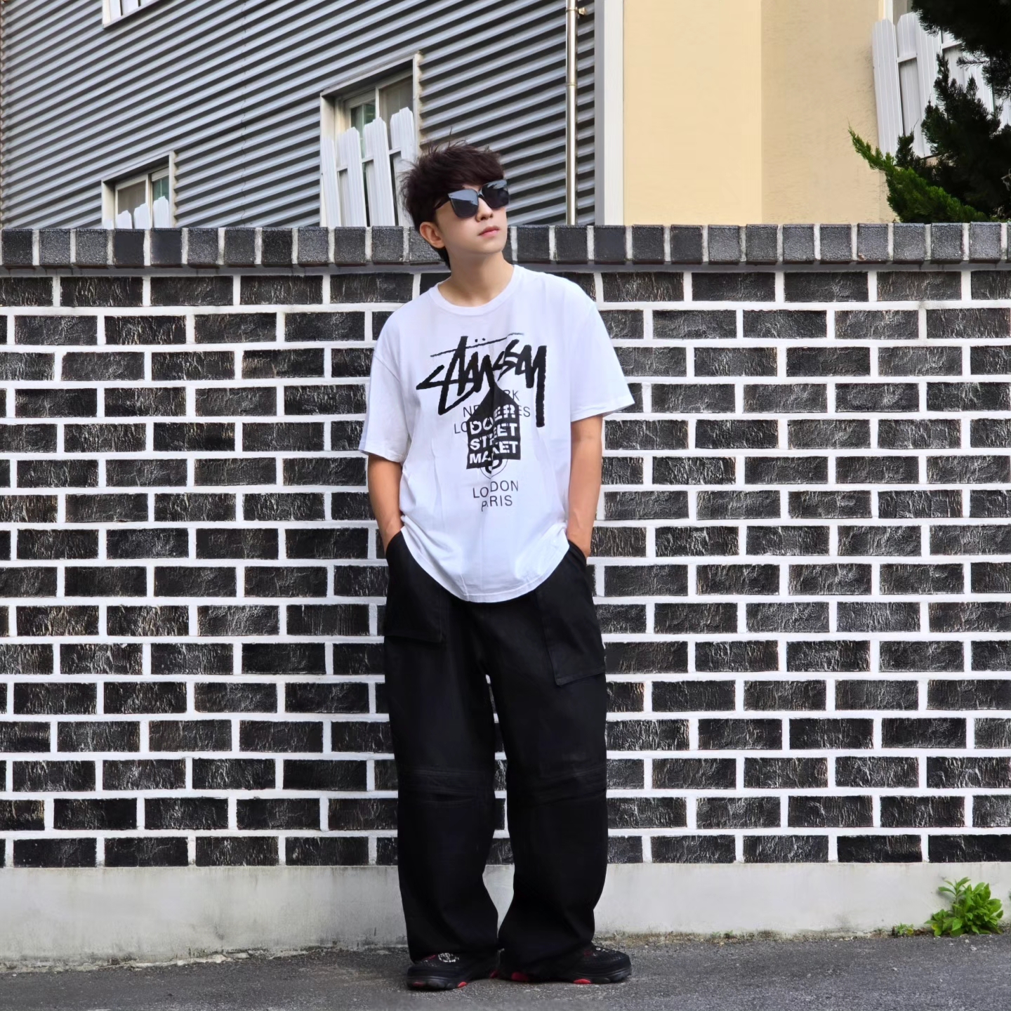 Crocs x Staple Classic All Terrain Clog Black, Stussy DSM World Tour T-Shirt White 착용 스타일 - 9