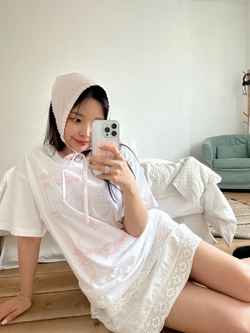 Margarin Fingers Lucky Clover Boxy T Shirt White 착용 스타일