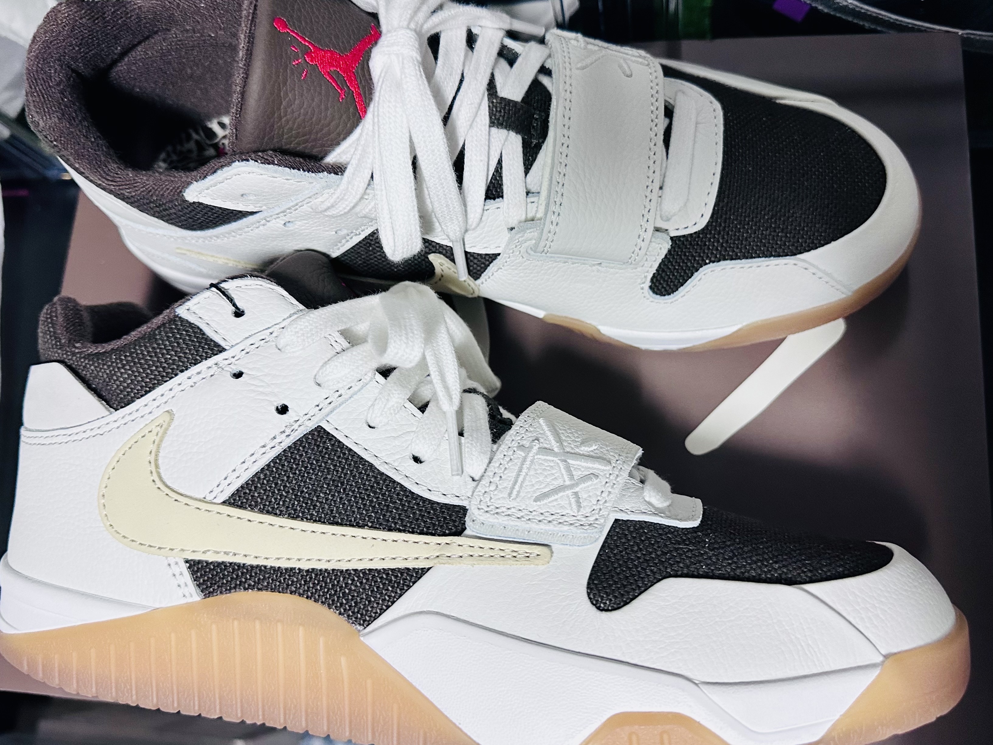 Jordan x Travis Scott Jumpman Jack TR Sail and Dark Mocha 착용 스타일 - 3