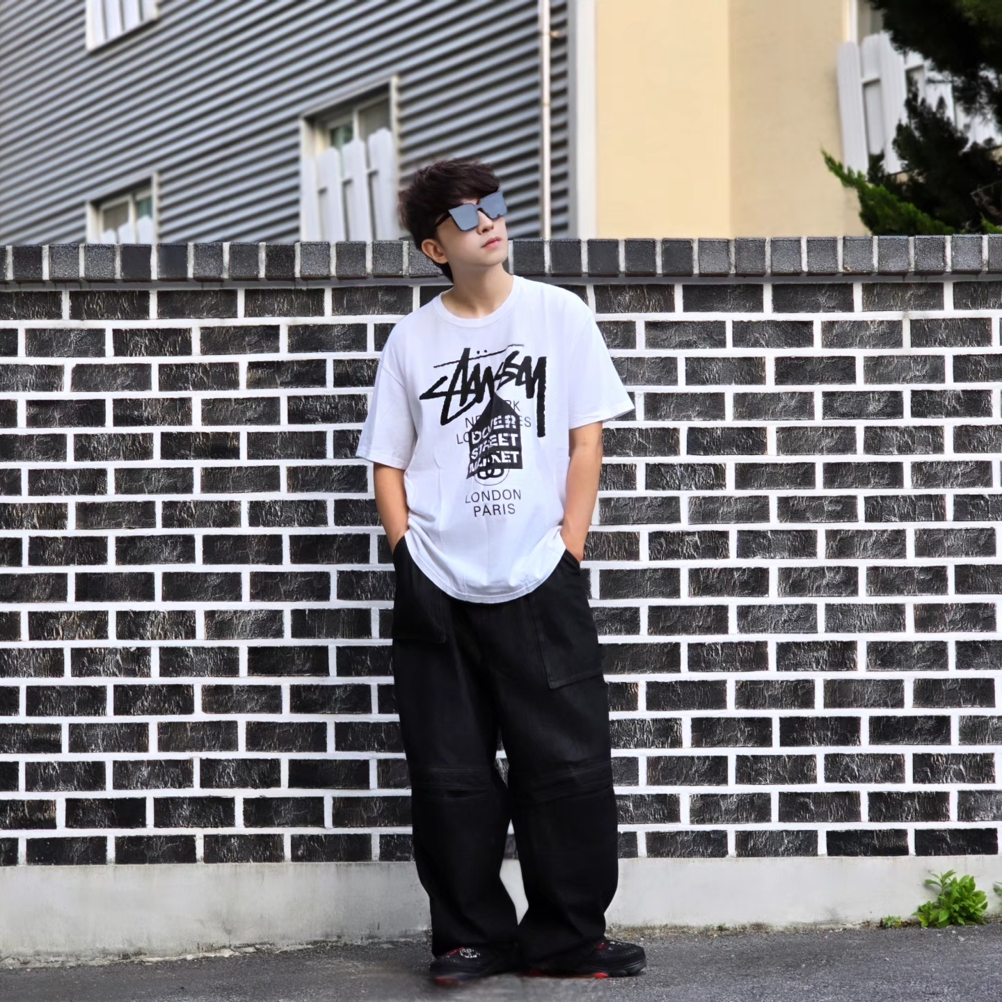 Crocs x Staple Classic All Terrain Clog Black, Stussy DSM World Tour T-Shirt White 착용 스타일 - 7