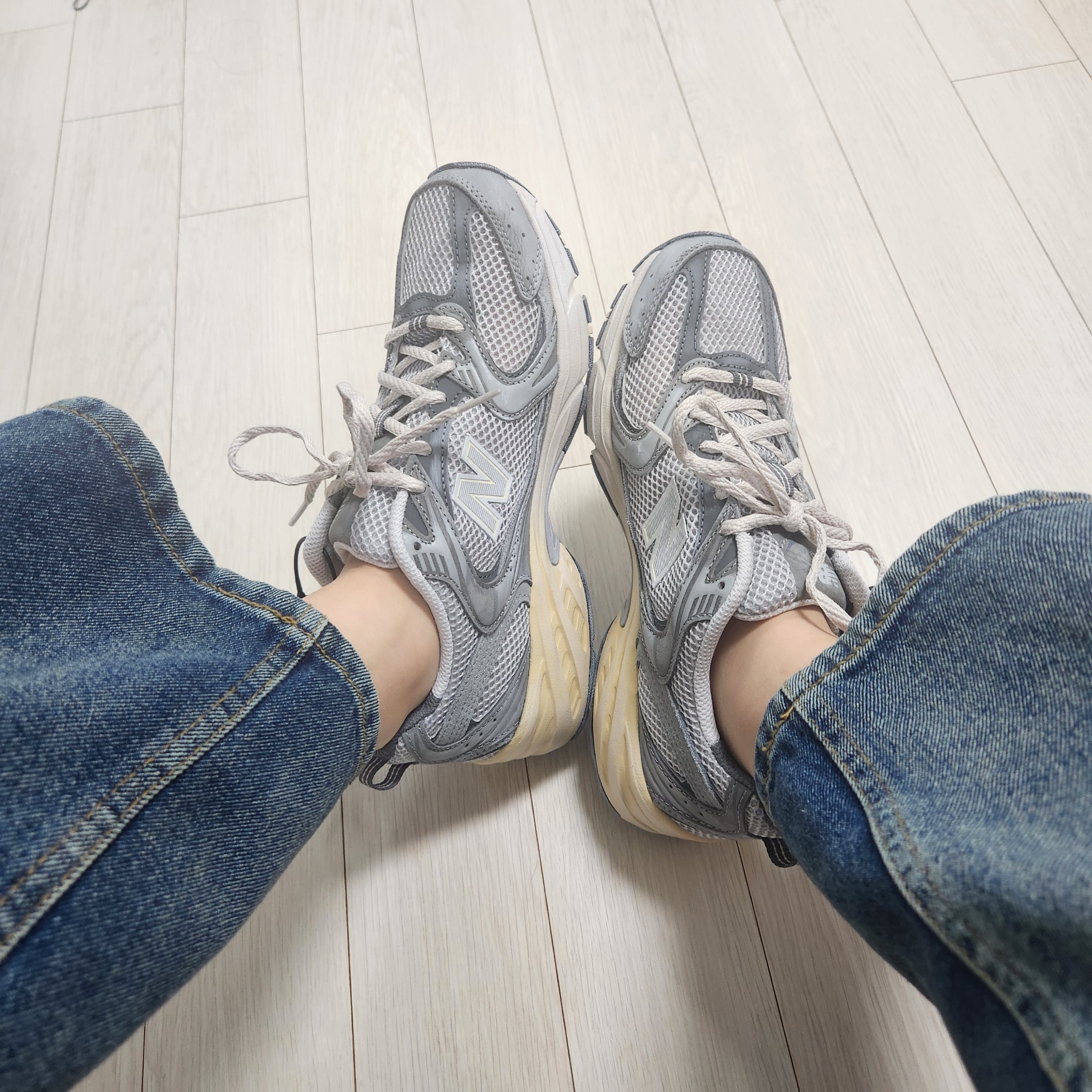 New Balance 530 Premium Vintage Grey Matter 착용 스타일