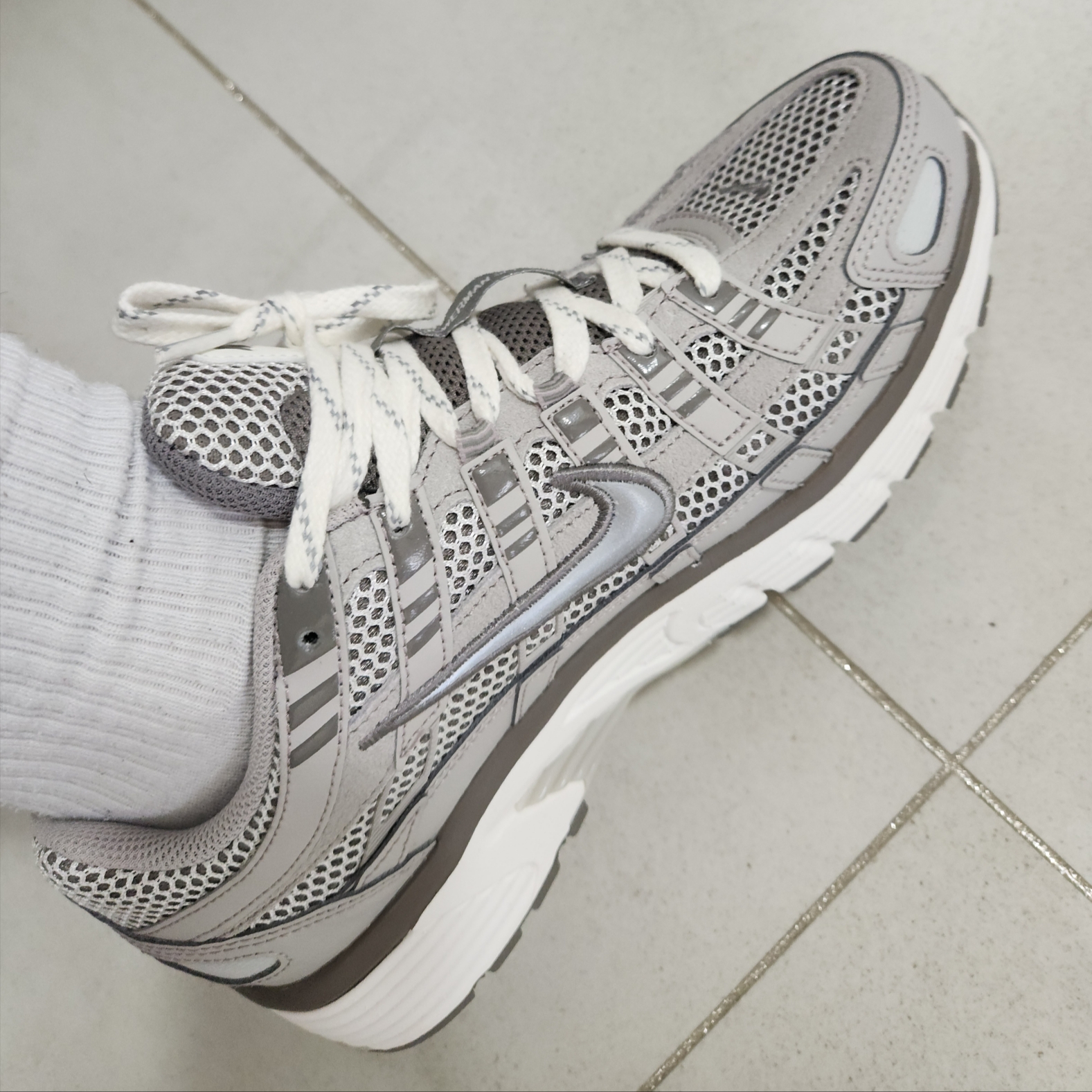 Nike P-6000 PRM Light Iron Ore 착용 스타일