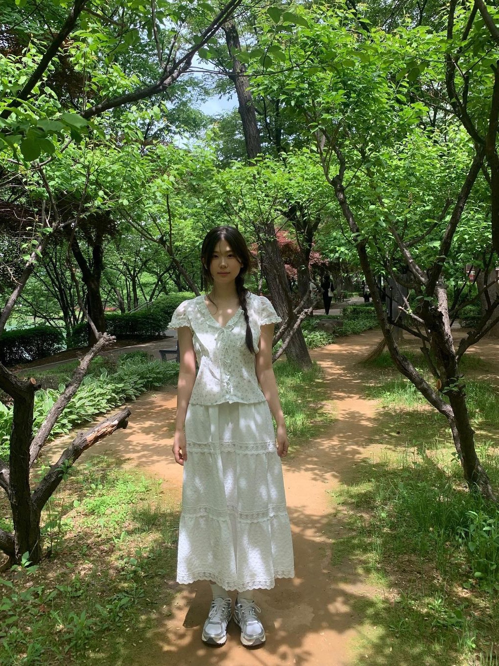 Margarin Fingers Floral Frill Blouse Light Blue 착용 스타일