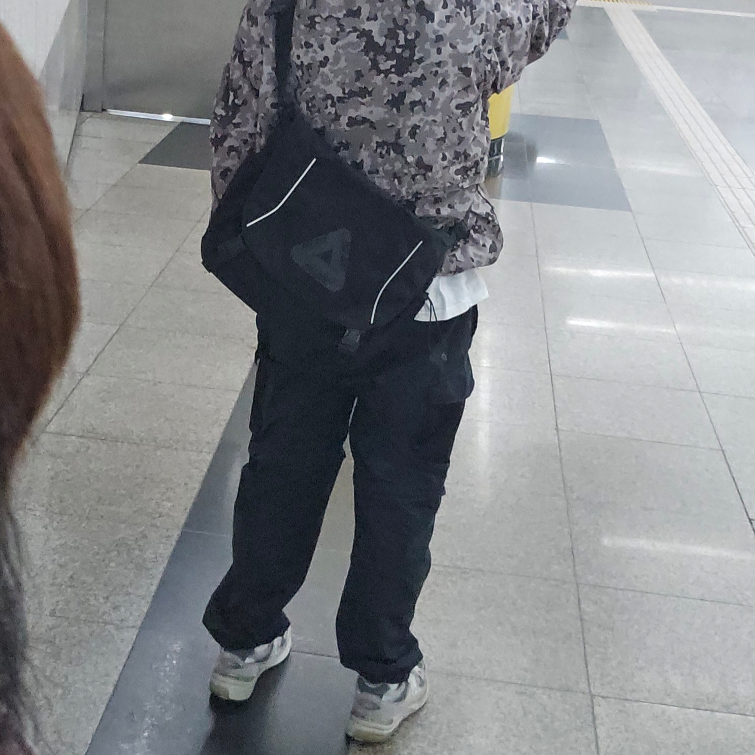 Palace Zip Off Gilet Jacket Urban Camo - 22SS, Supreme Mesh Pocket Belted Cargo Pants Black - 21SS 착용 스타일 - 2