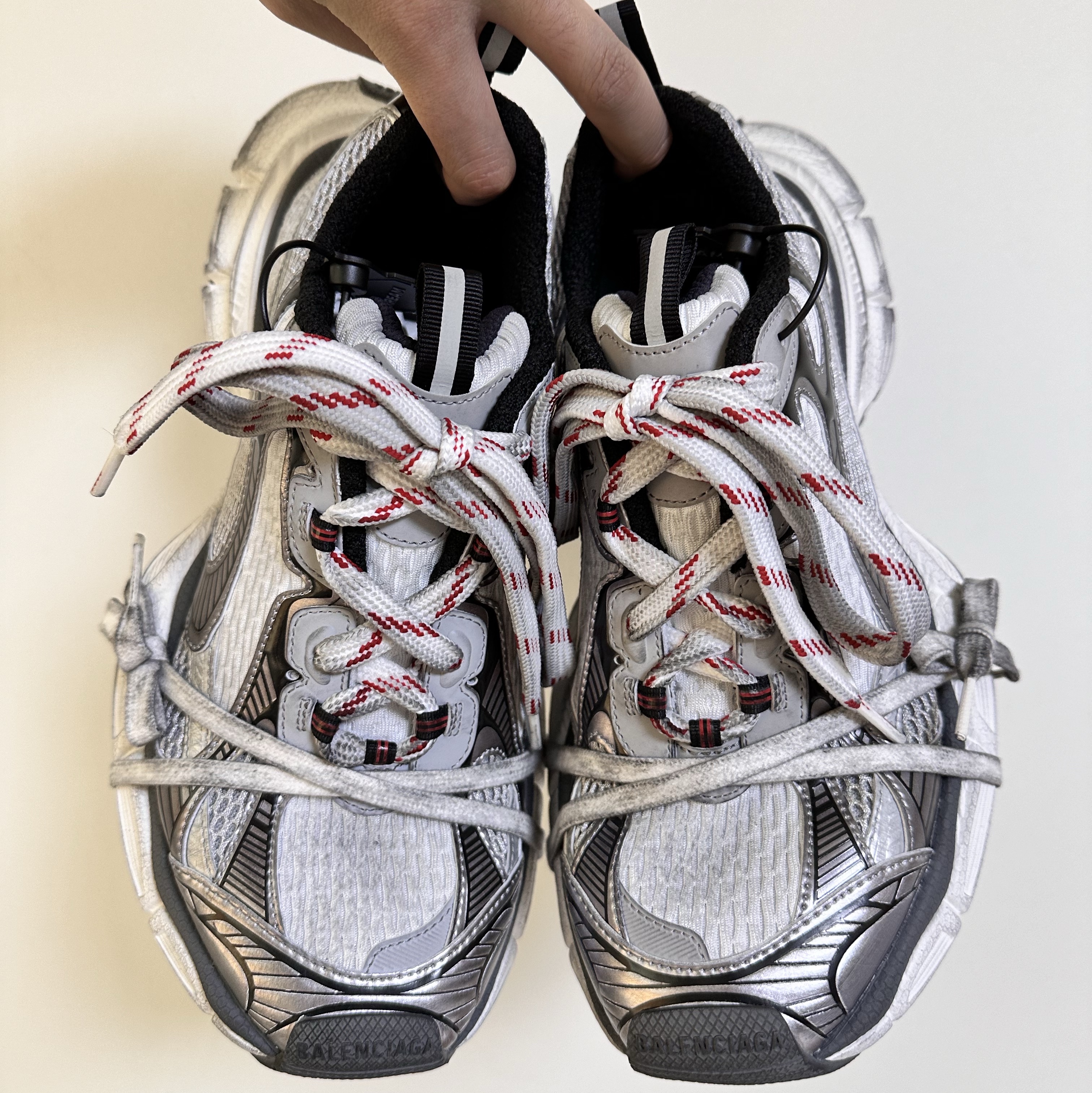 Balenciaga 3XL Sneakers Grey White Red 착용 스타일