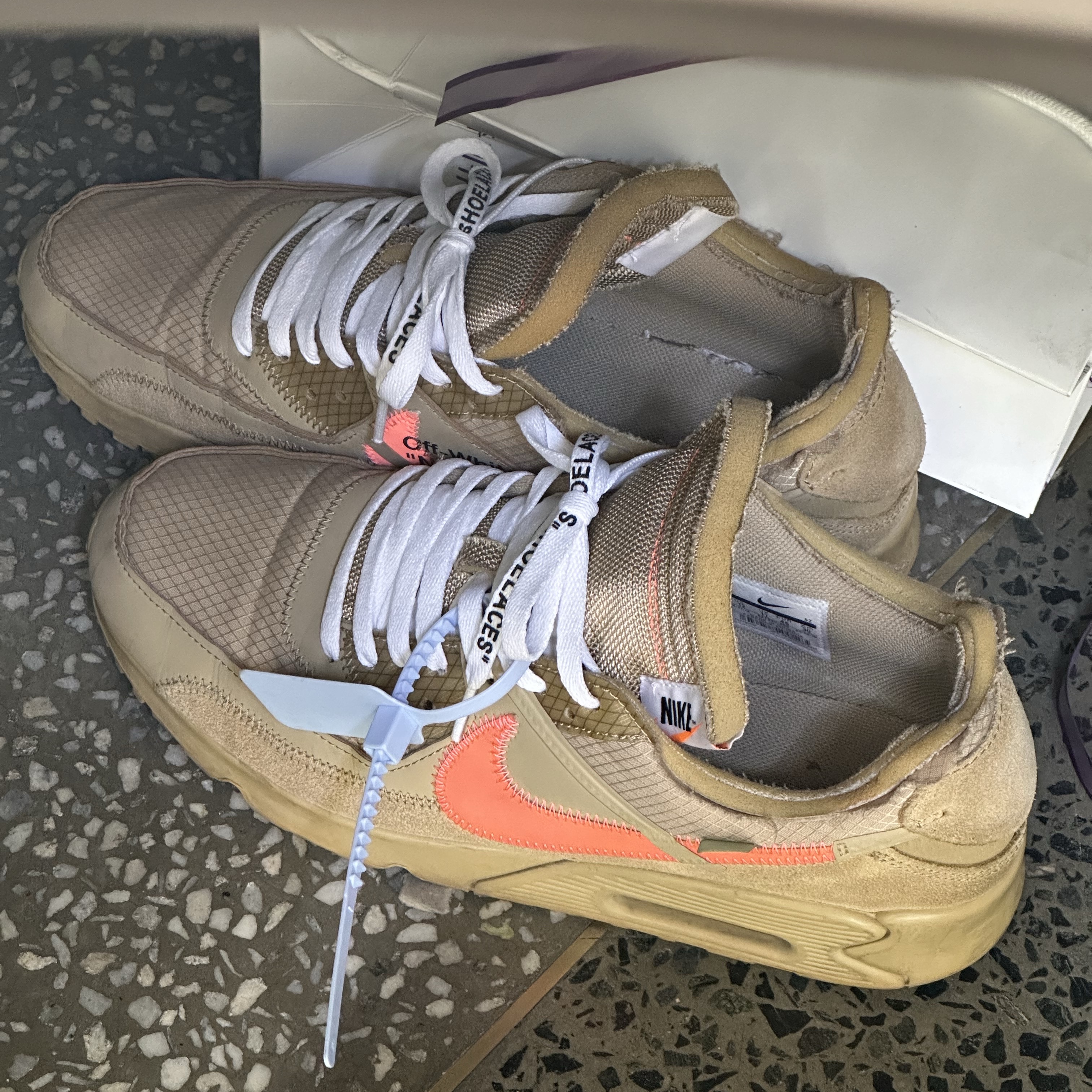 Nike x Off-White Air Max 90 V2 Desert Ore 착용 스타일