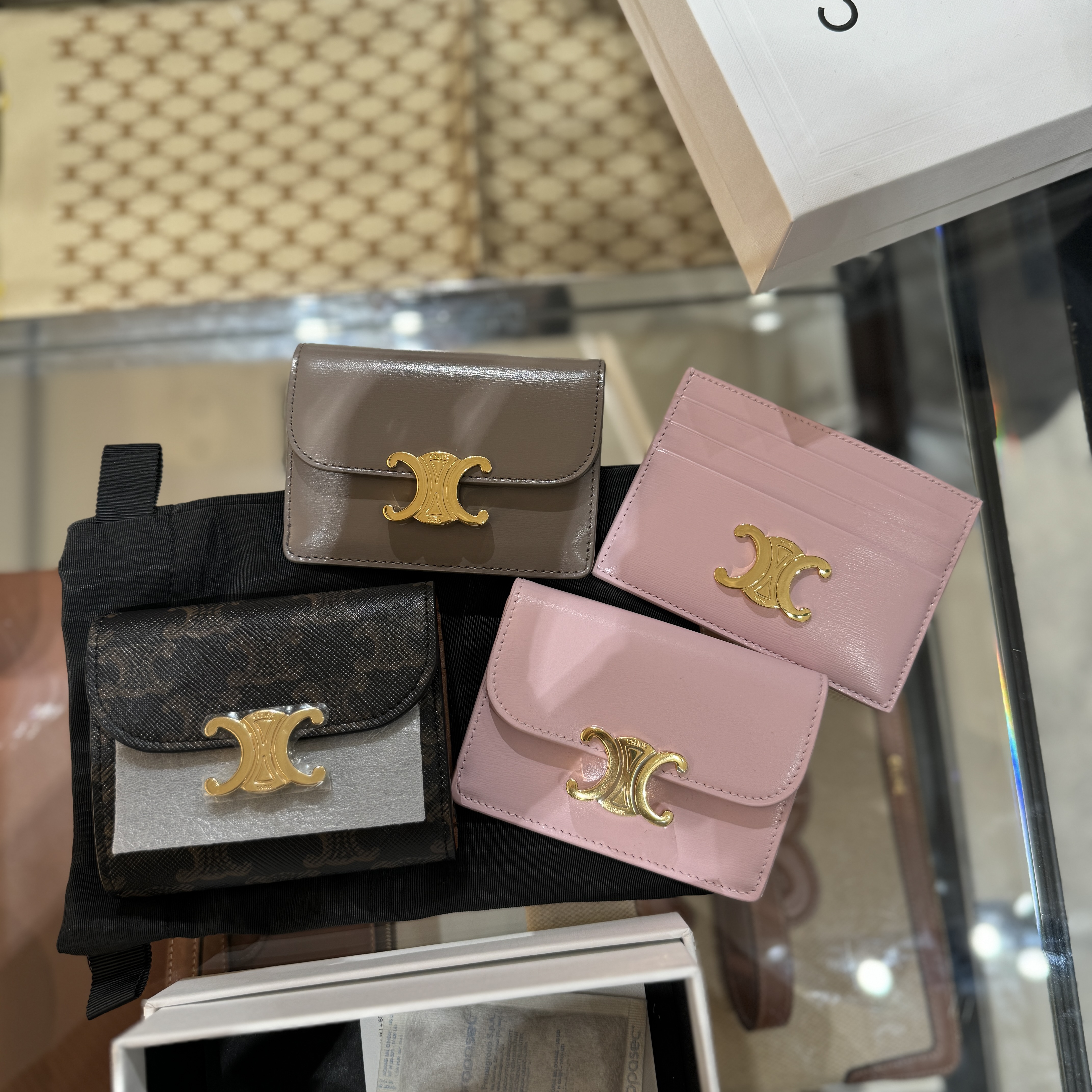 Celine Card Holder with Flap Triomphe in Shiny Calfskin Pastel Pink 착용 스타일 - 3