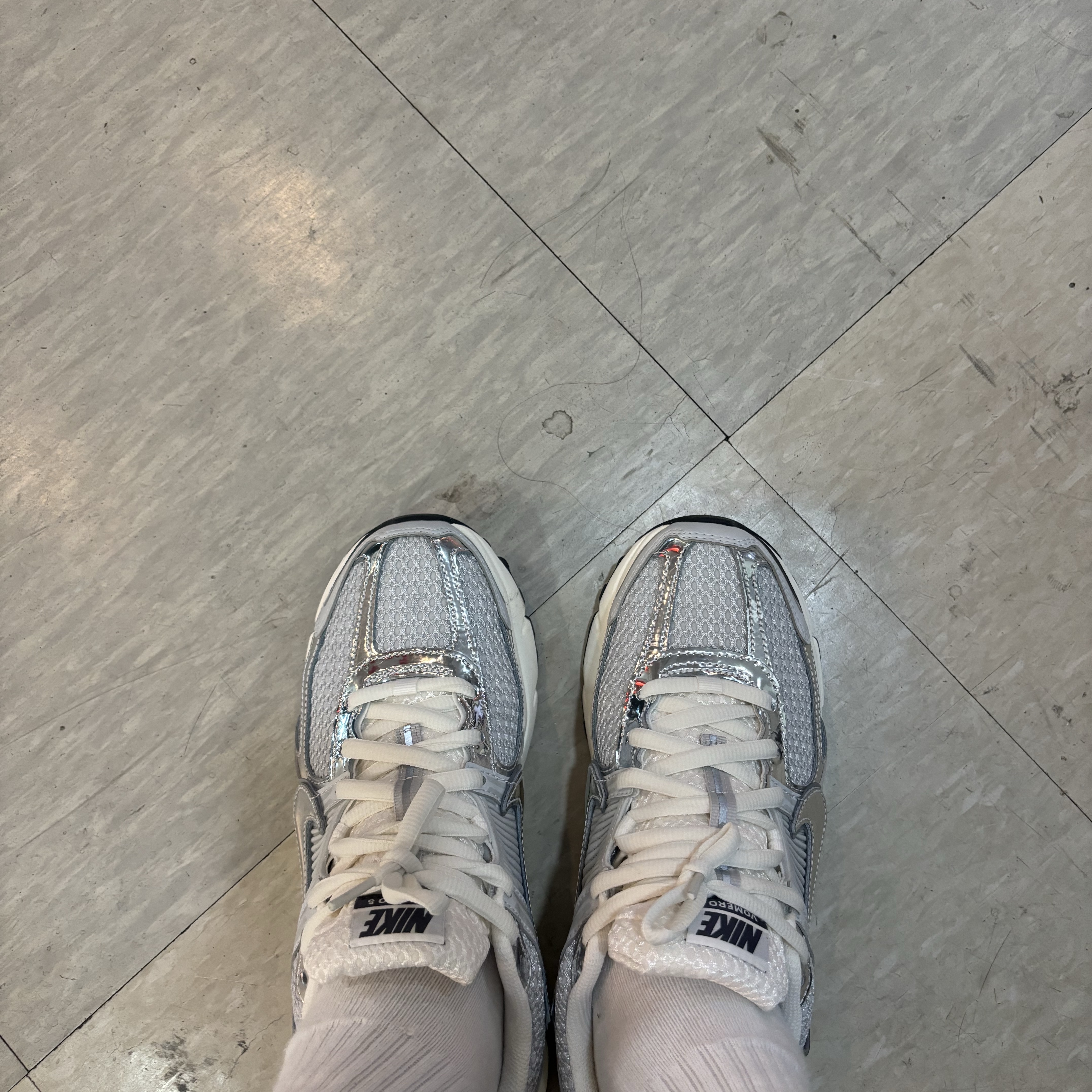 (W) Nike Zoom Vomero 5 Photon Dust and Metallic Silver 착용 스타일