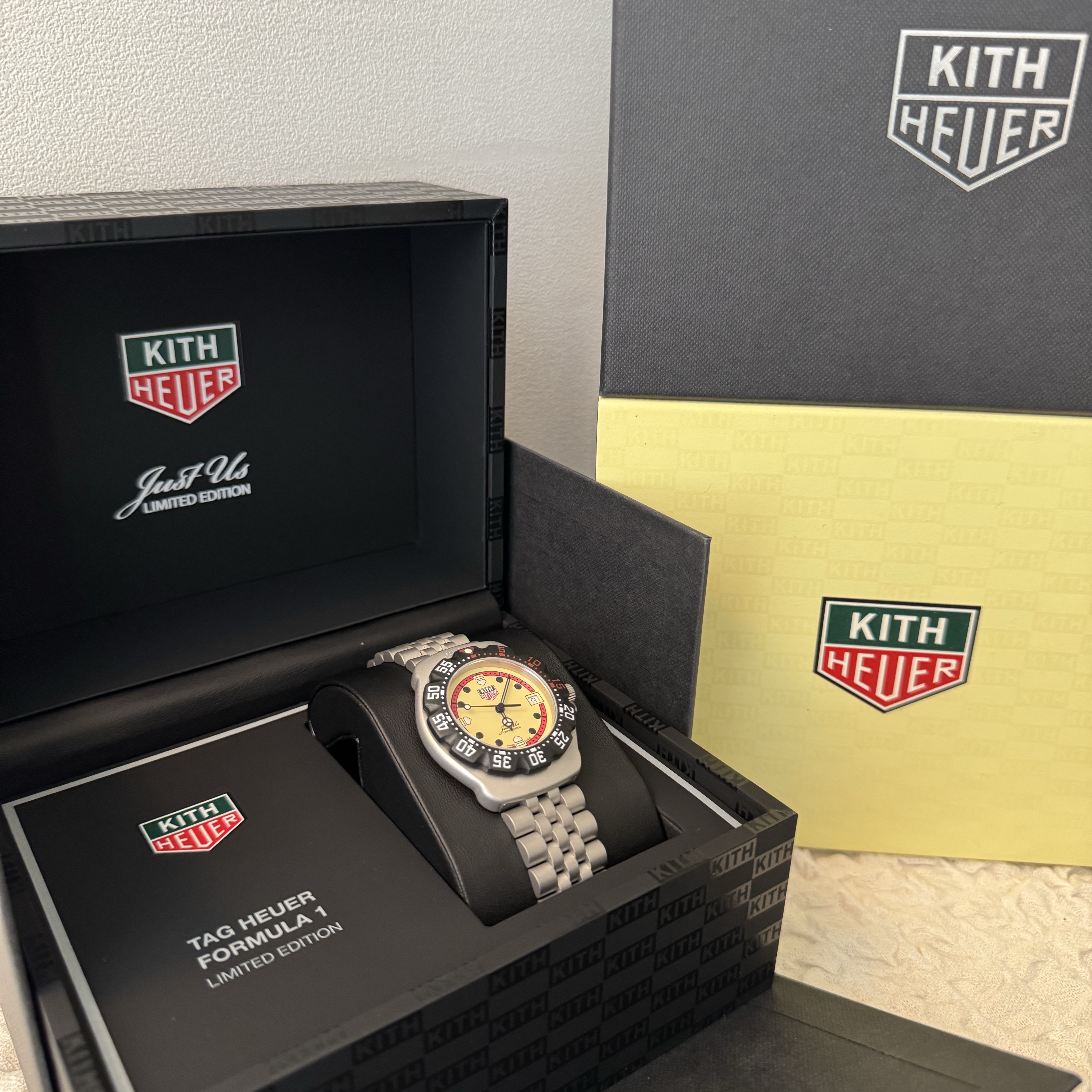 TAG Heuer x Kith Formula 1 Quartz Steel Eggshell 착용 스타일 - 1