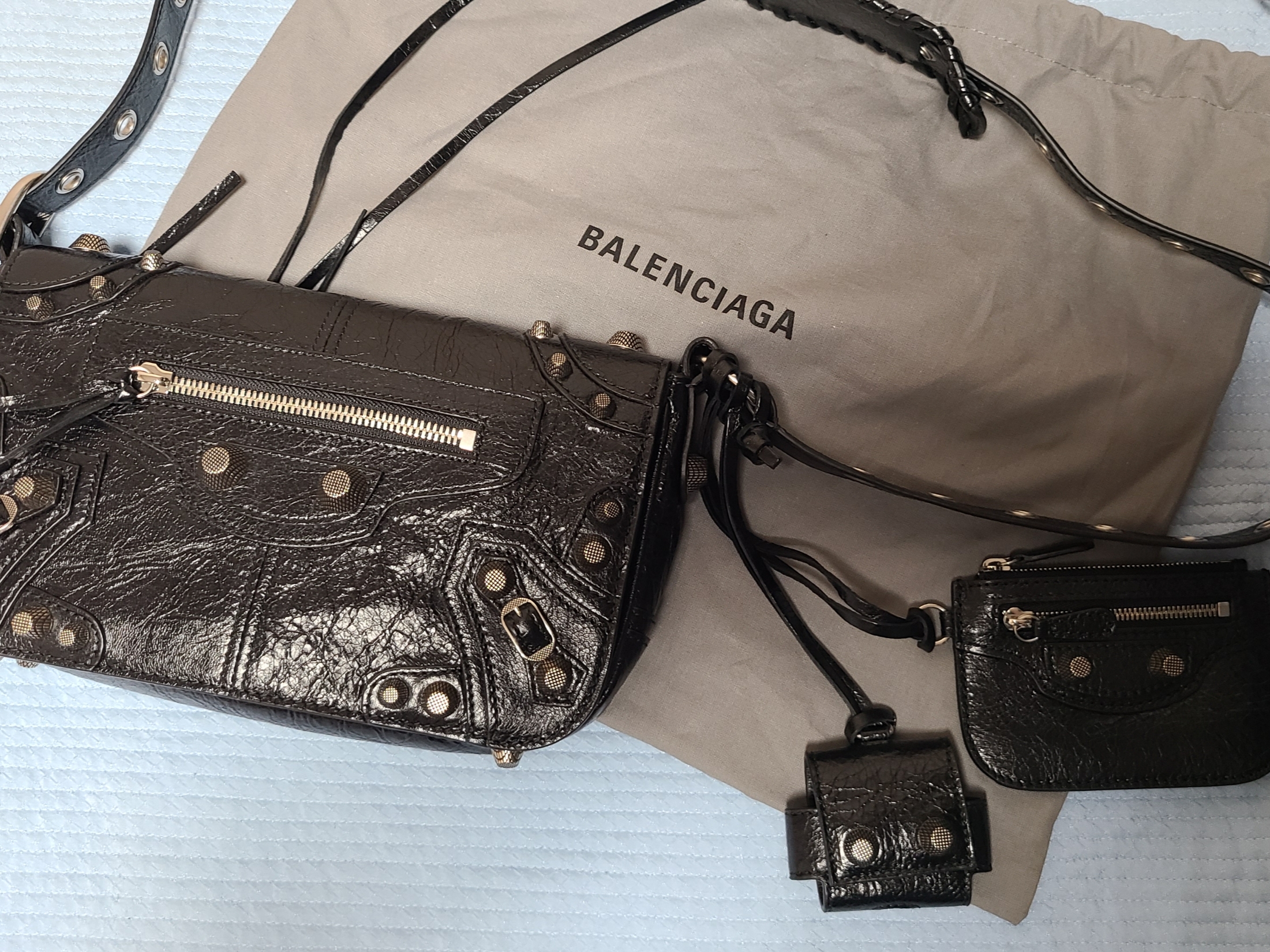 Balenciaga Arena Lambskin Aged Silver Hardware Le Cagole XS Flap Bag Black 착용 스타일 - 5