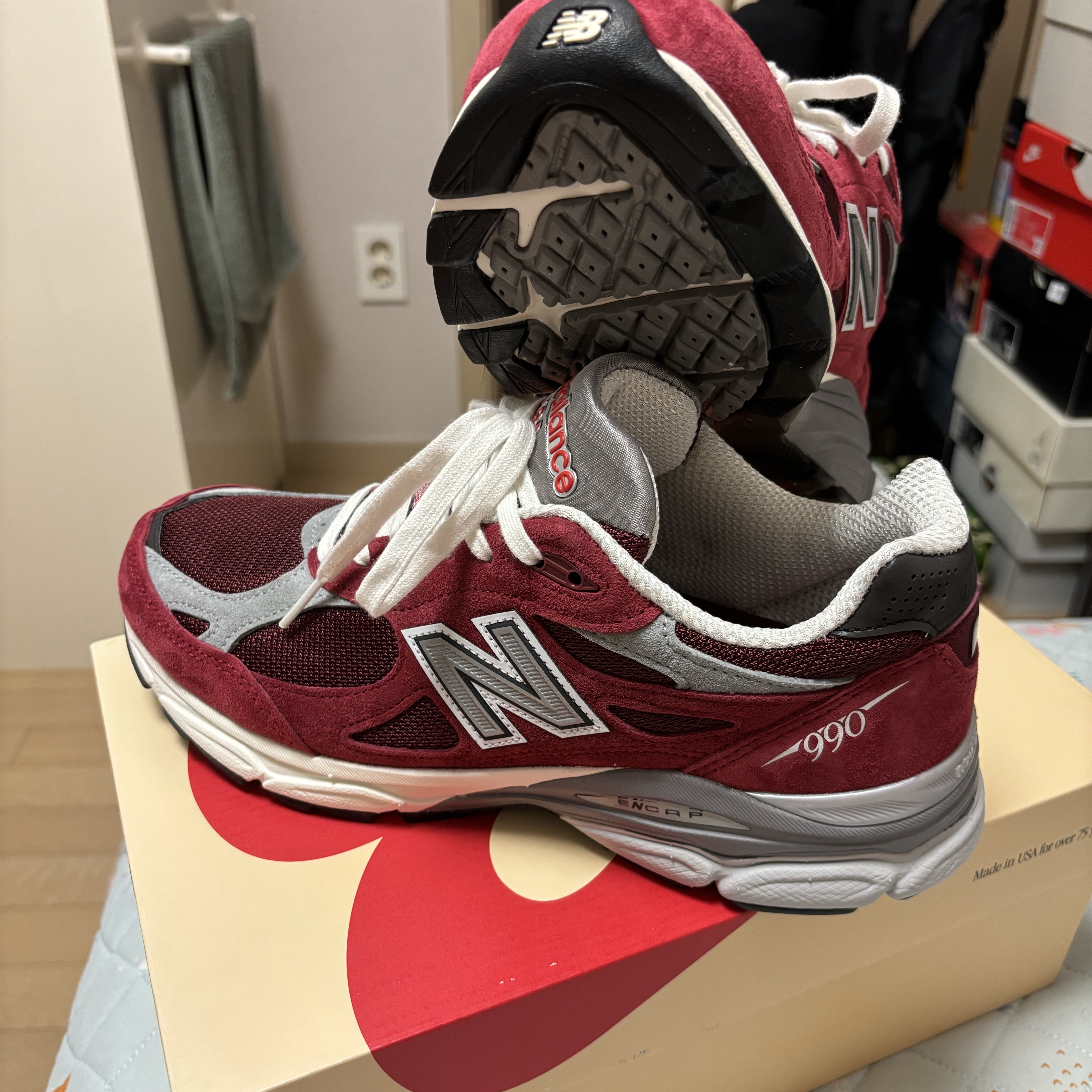 New Balance 990v3 Made in USA Scarlet Marblehead 착용 스타일