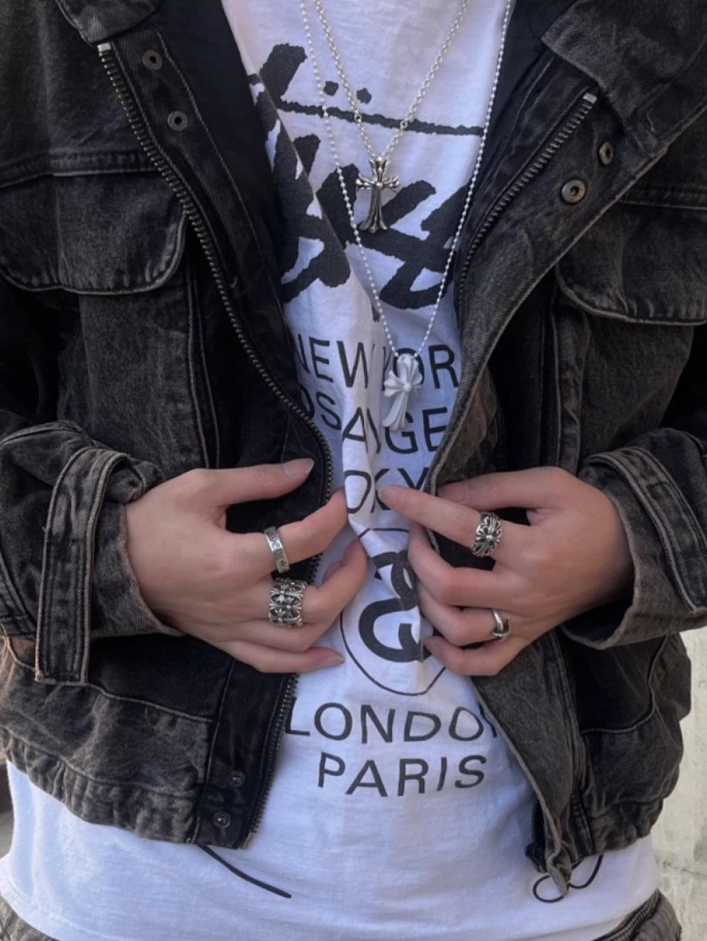 Chrome Hearts Silichrome CH Cross Pendant White 2022/2023, Chrome Hearts Silichrome CH Cross Pendant Black 2022/2023/2025 착용 스타일 - 2