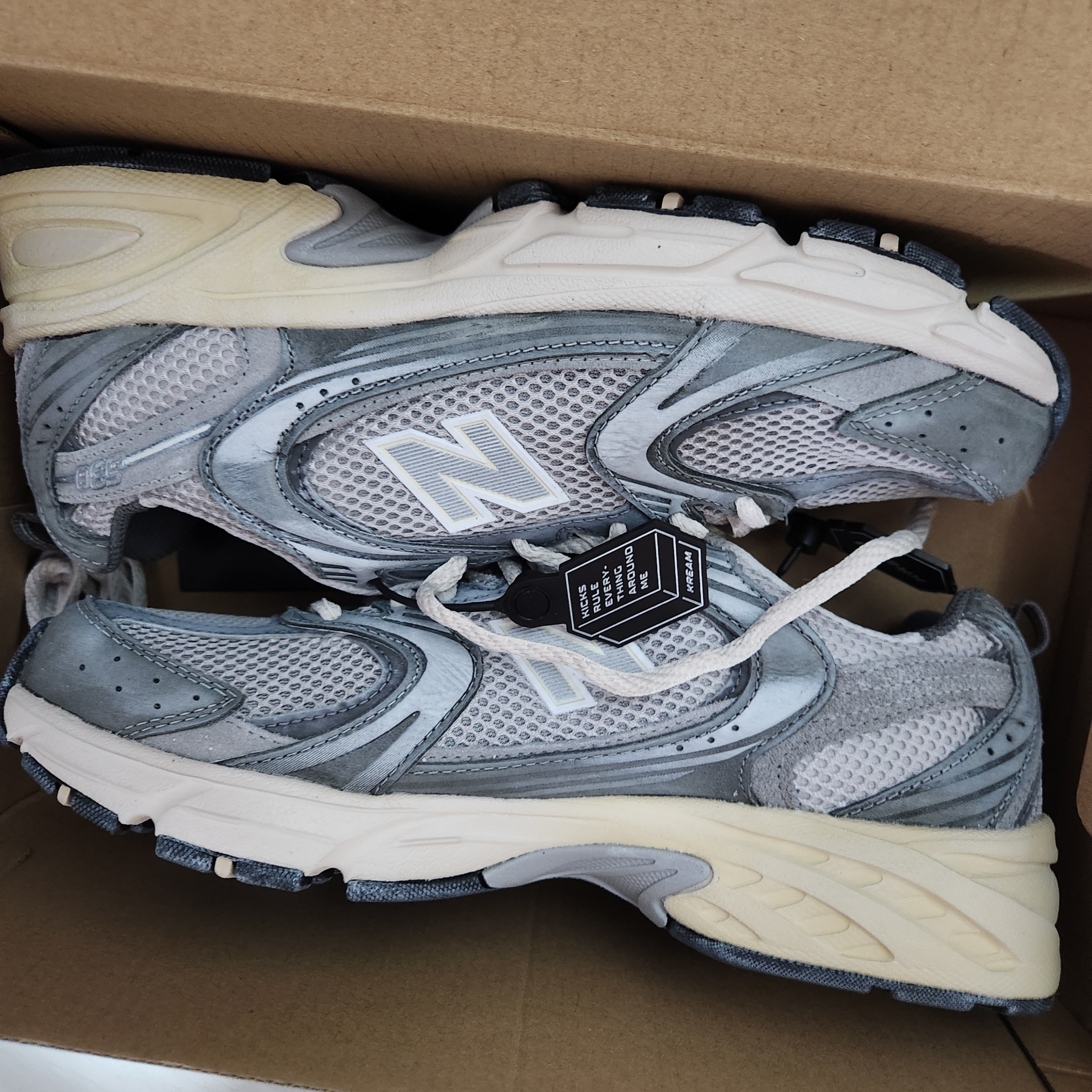 New Balance 530 Premium Vintage Grey Matter 착용 스타일