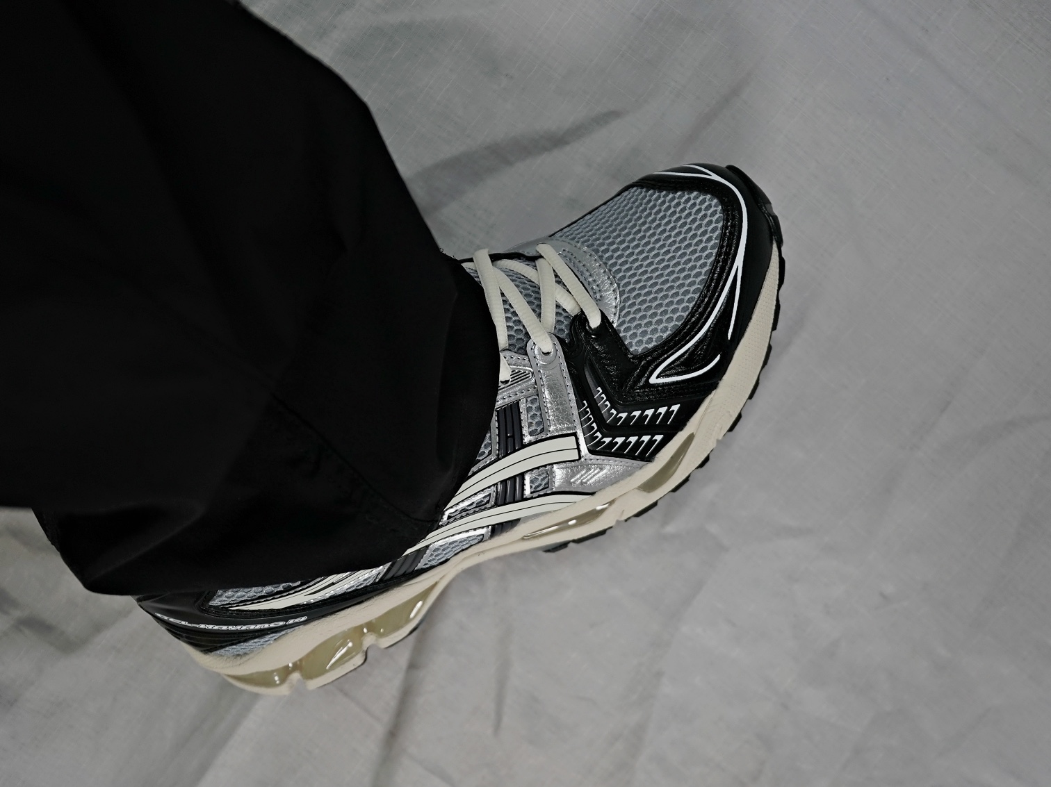 Asics Gel-Kayano 14 Black Glacier Grey 착용 스타일 - 3