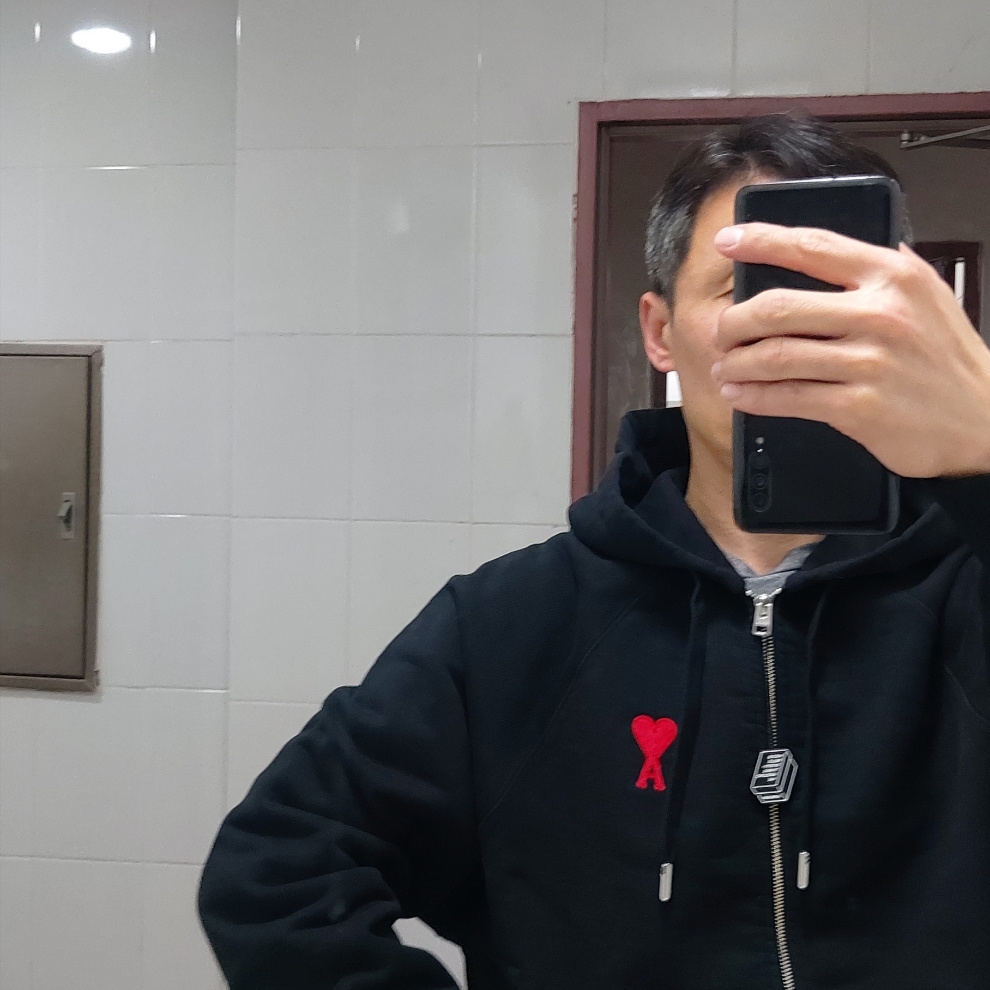 AMI de Coeur Zipped Hoodie Black 착용 스타일 - 1