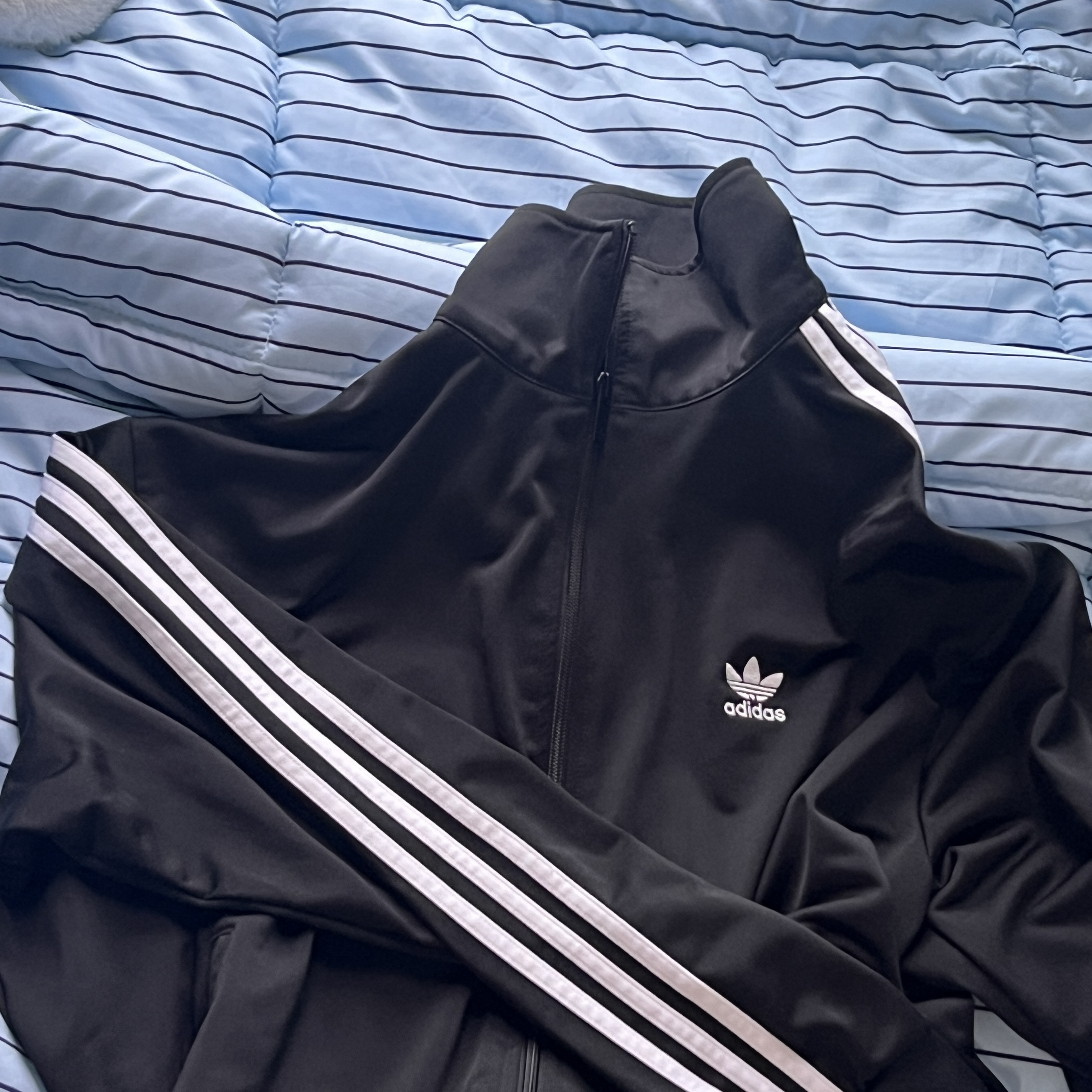 Adidas Adicolor Classics Firebird Track Top Black - US Sizing, Adidas Gazelle Indoor Better Scarlet Cloud White 착용 스타일 - 1