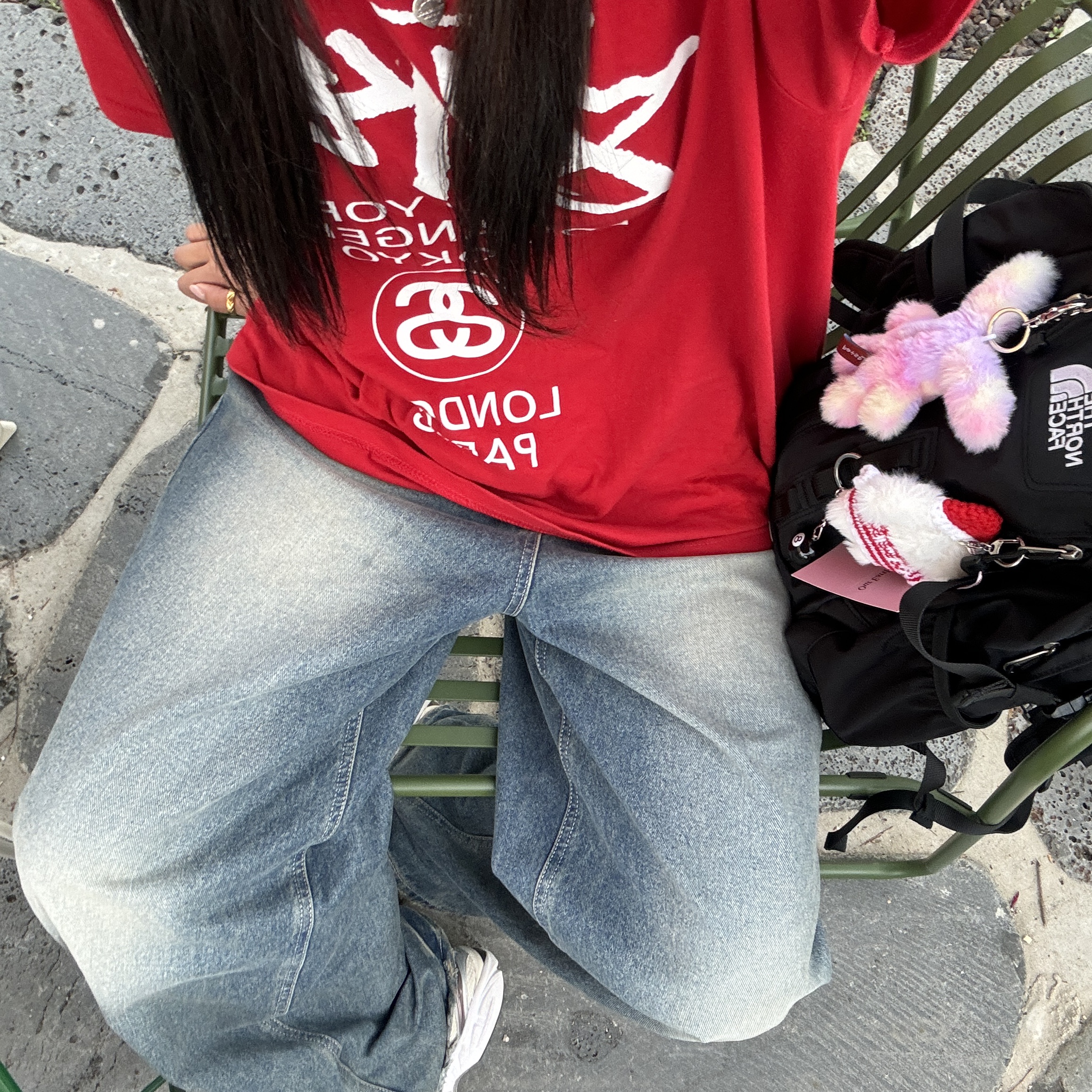 Stussy World Tour T-Shirt Dark Red 착용 스타일 - 2