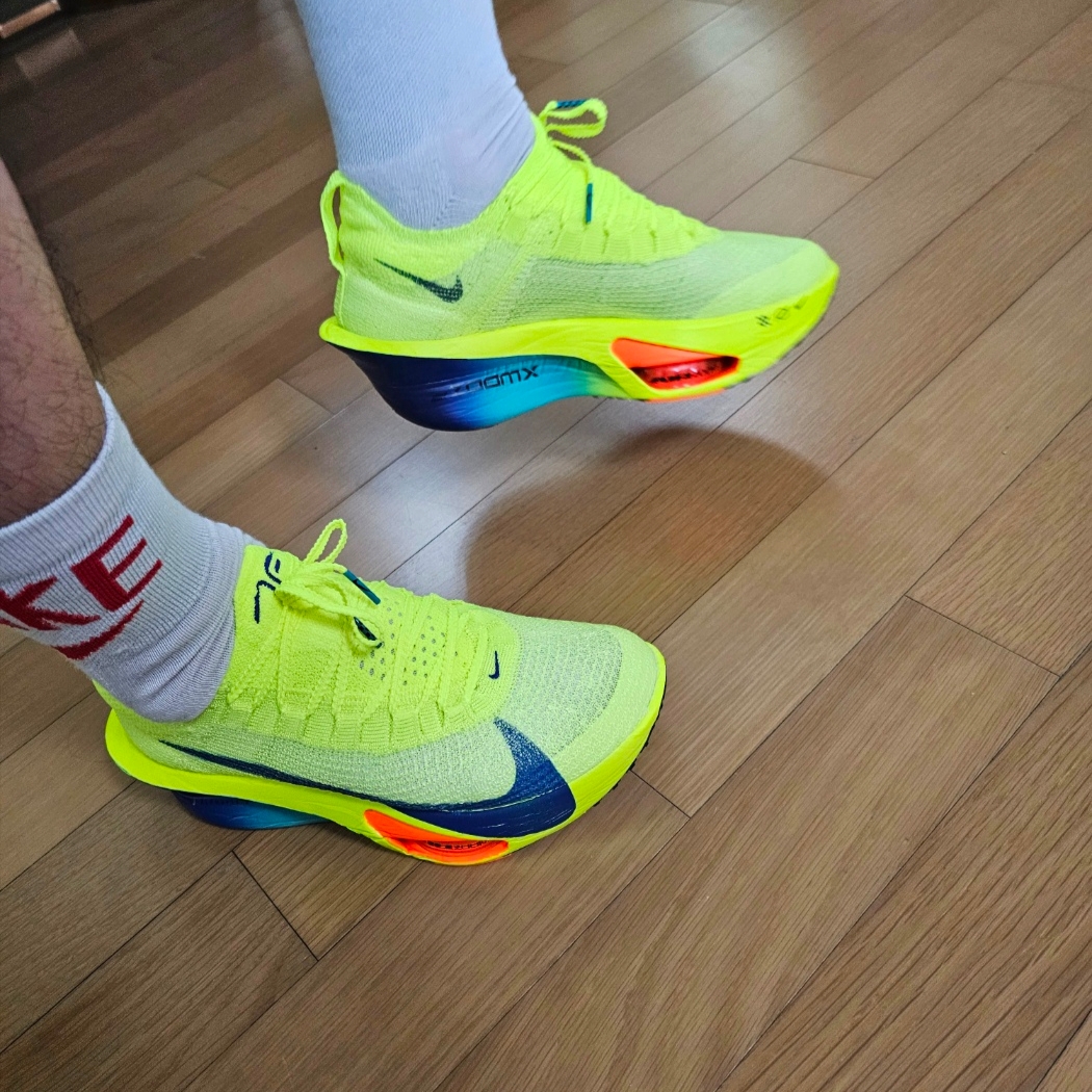 (W) Nike Air Zoom Alphafly Next% 3 Volt 착용 스타일 - 2