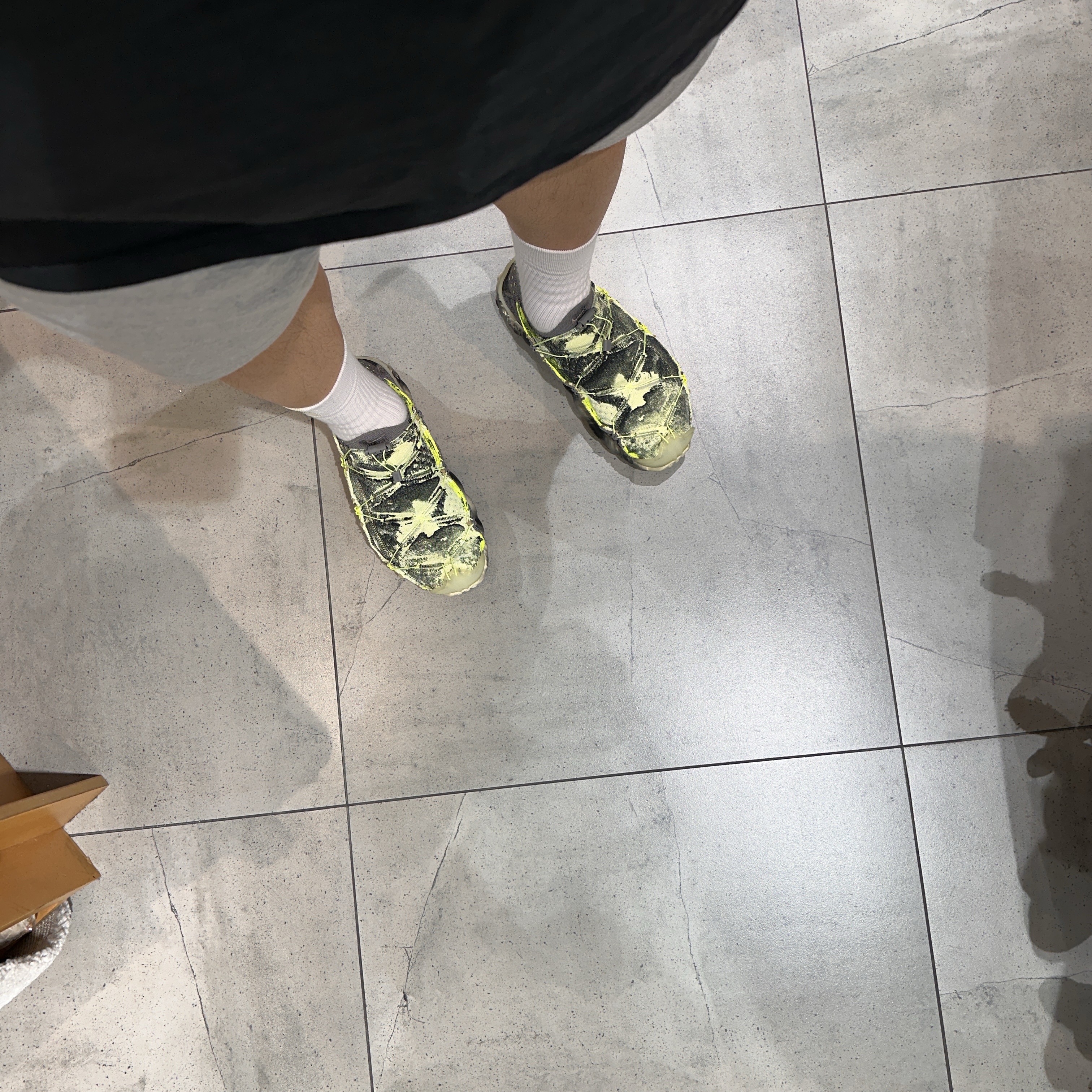 Nike ISPA Mindbody Barely Volt, Adidas Yeezy Foam RNNR Onyx 착용 스타일 - 2