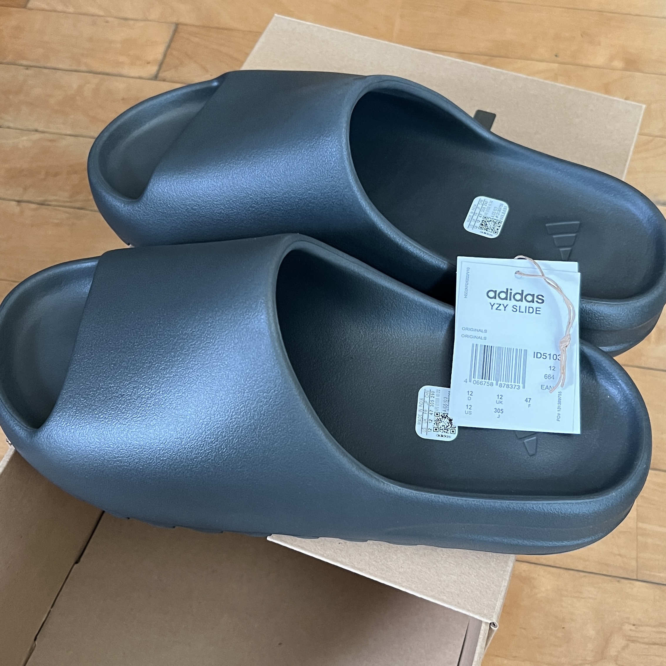 Adidas Yeezy Slide Dark Onyx 2024 착용 스타일 - 1