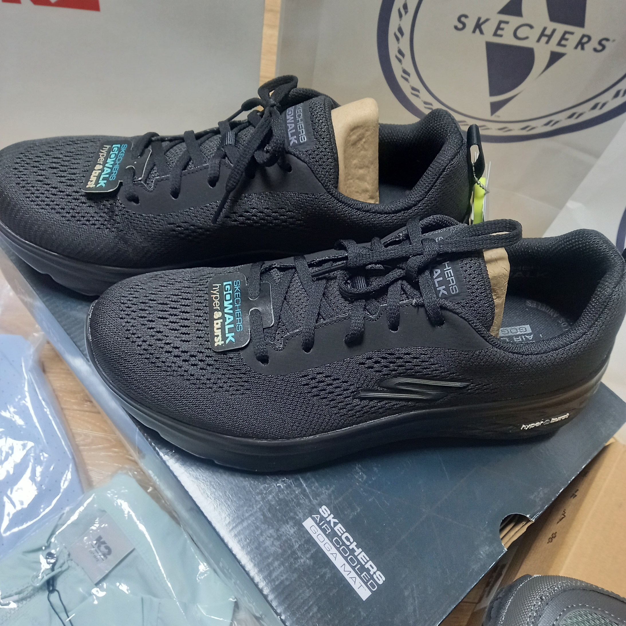 Skechers Go Walk Hyper Burst Black, Salomon RX Slide 3.0 Black Plum Kitten 착용 스타일 - 3