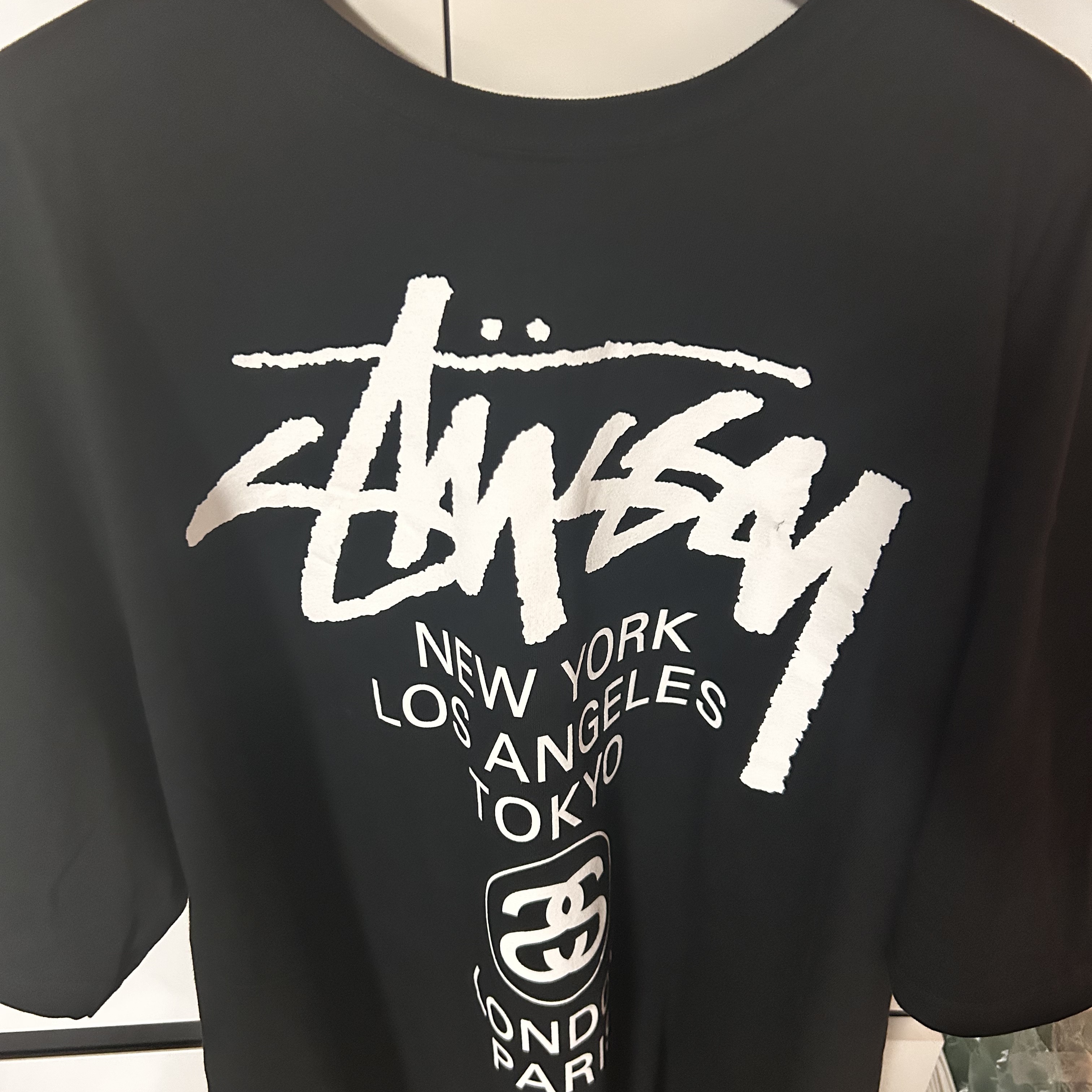 Stussy World Tour T-Shirt Black 착용 스타일 - 2