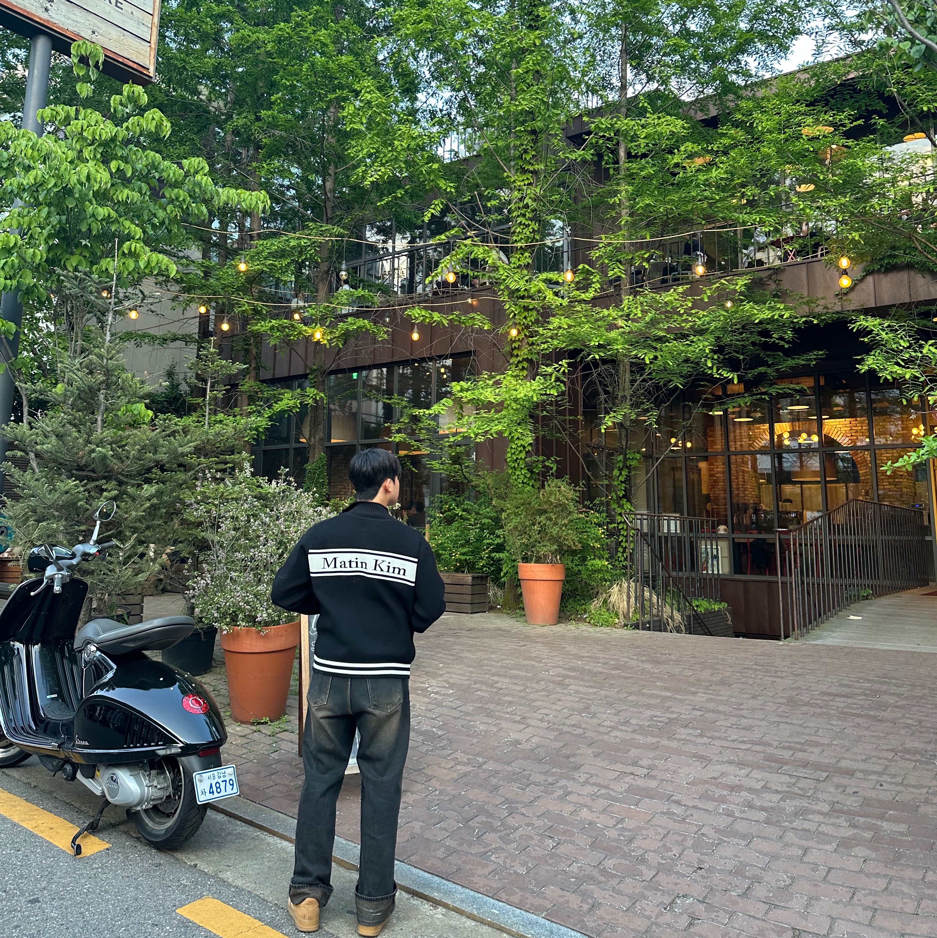 Matin Kim Spell Point Stripe Knit Cardigan Black, Nike Air Force 1 '07 WB Flax 착용 스타일 - 3