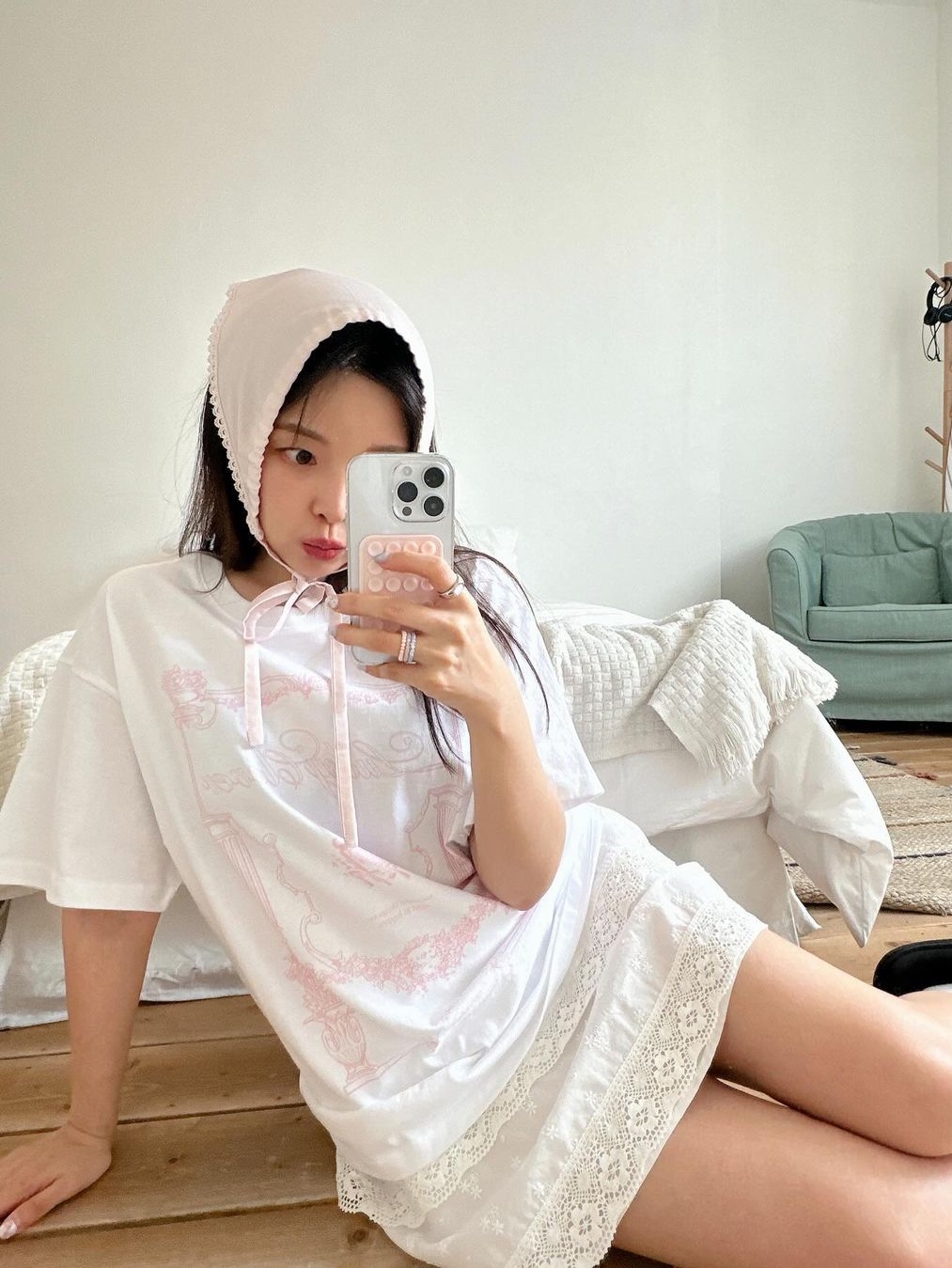 Margarin Fingers Lucky Clover Boxy T Shirt White 착용 스타일