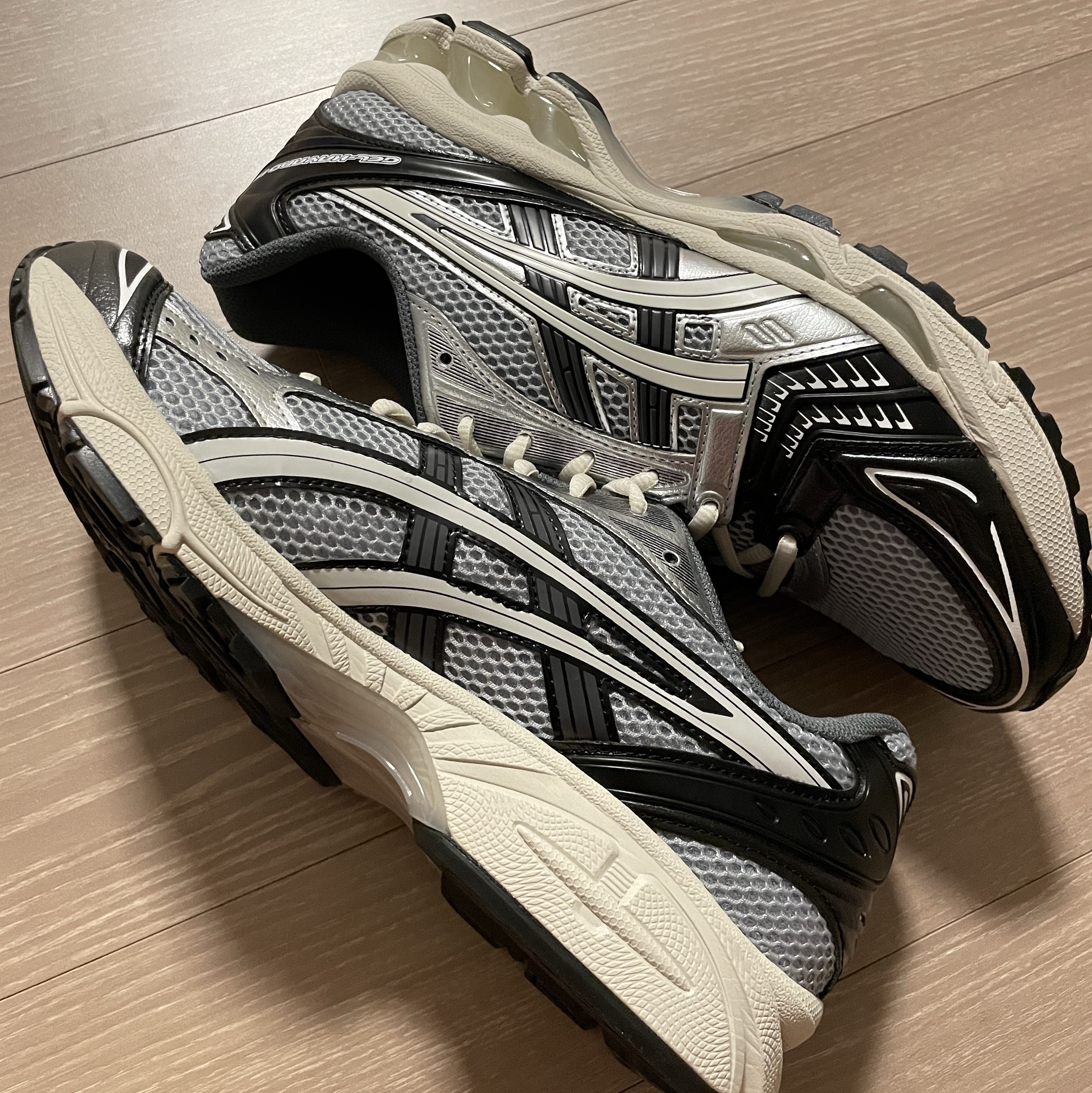 Asics Gel-Kayano 14 Black Glacier Grey 착용 스타일 - 2