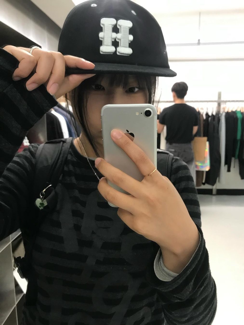 [KREAM 단독] Safarispot Women 1/2 Ticketing Stripe Border Tee Black, [KREAM 단독] Safarispot Women 1/2 Ticketing Stripe Border Tee Gray 착용 스타일