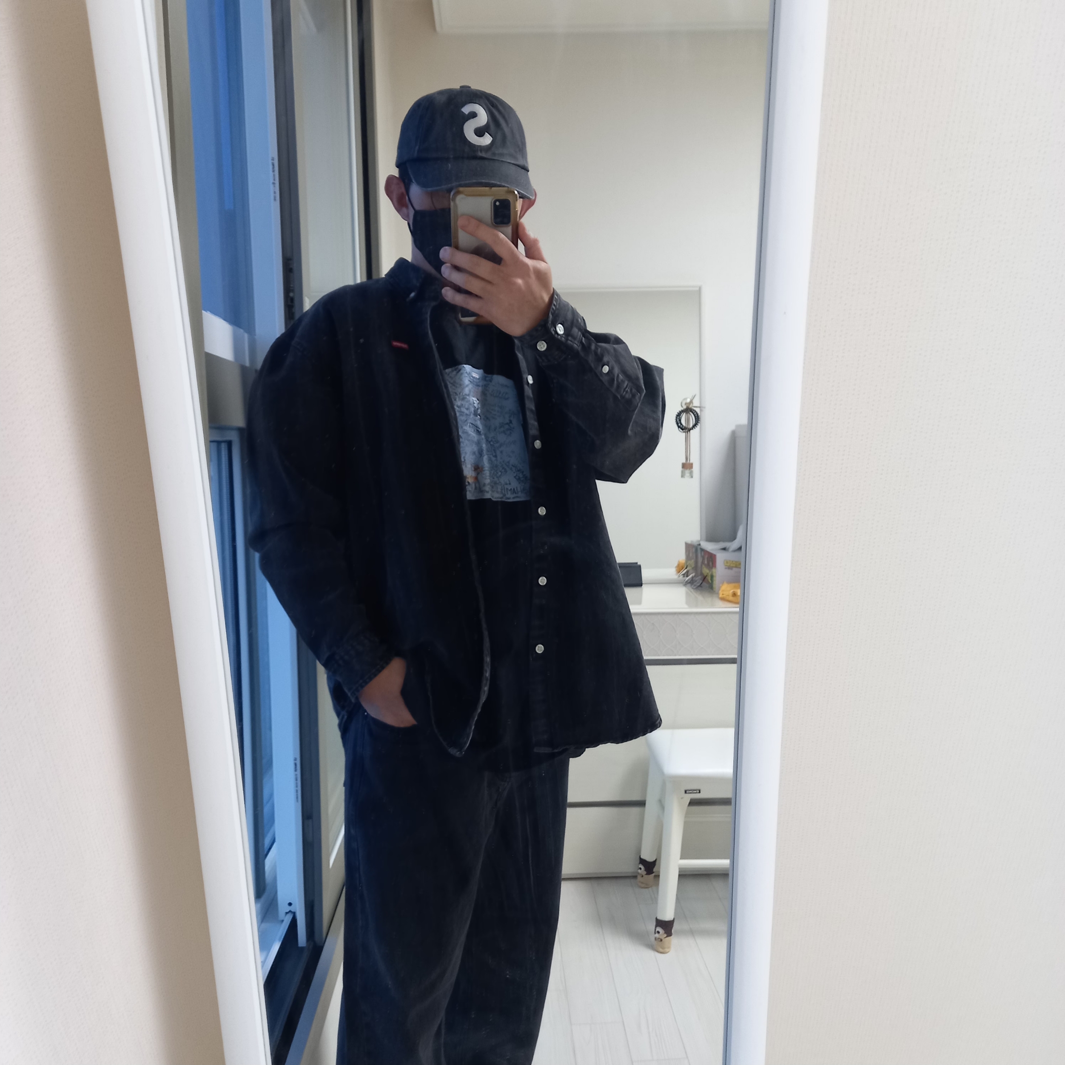Supreme Pigment Canvas S Logo 6-Panel Black - 23SS, Supreme Small Box Shirt Washed Black - 24SS 착용 스타일 - 3
