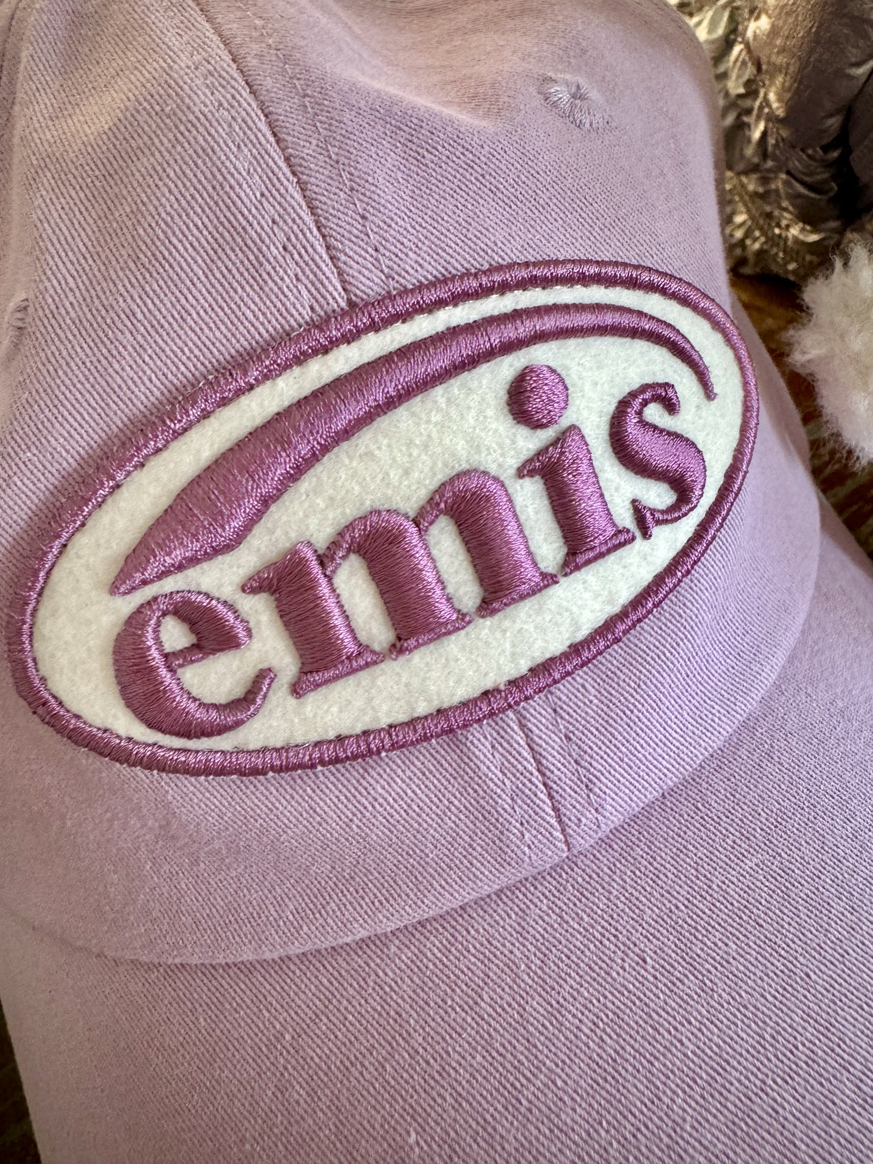 Emis Tone On Tone Wappen Ball Cap Light Purple, Carlyn Cozy Glaze Silver_H73109010S 착용 스타일 - 5