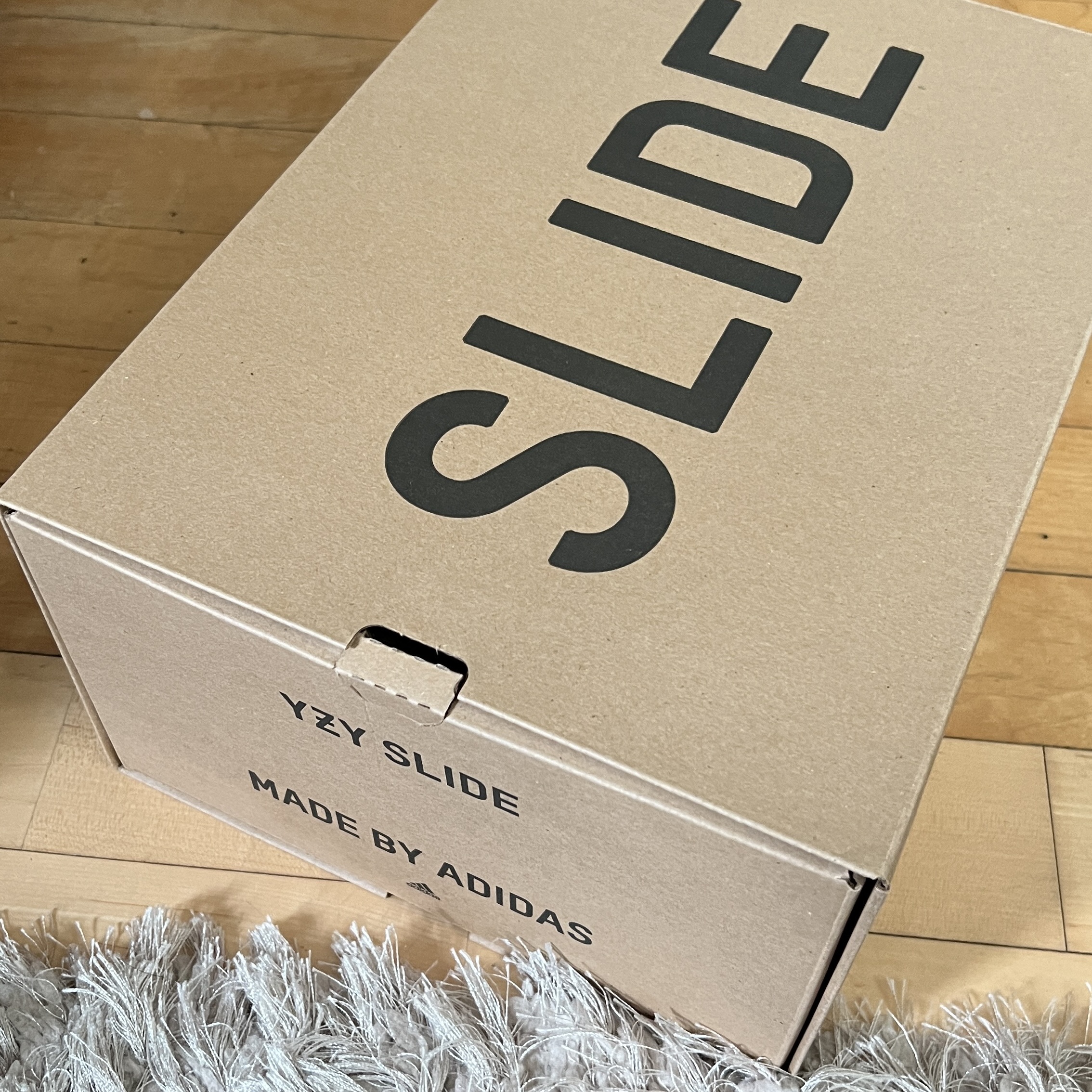 Adidas Yeezy Slide Dark Onyx 2024 착용 스타일
