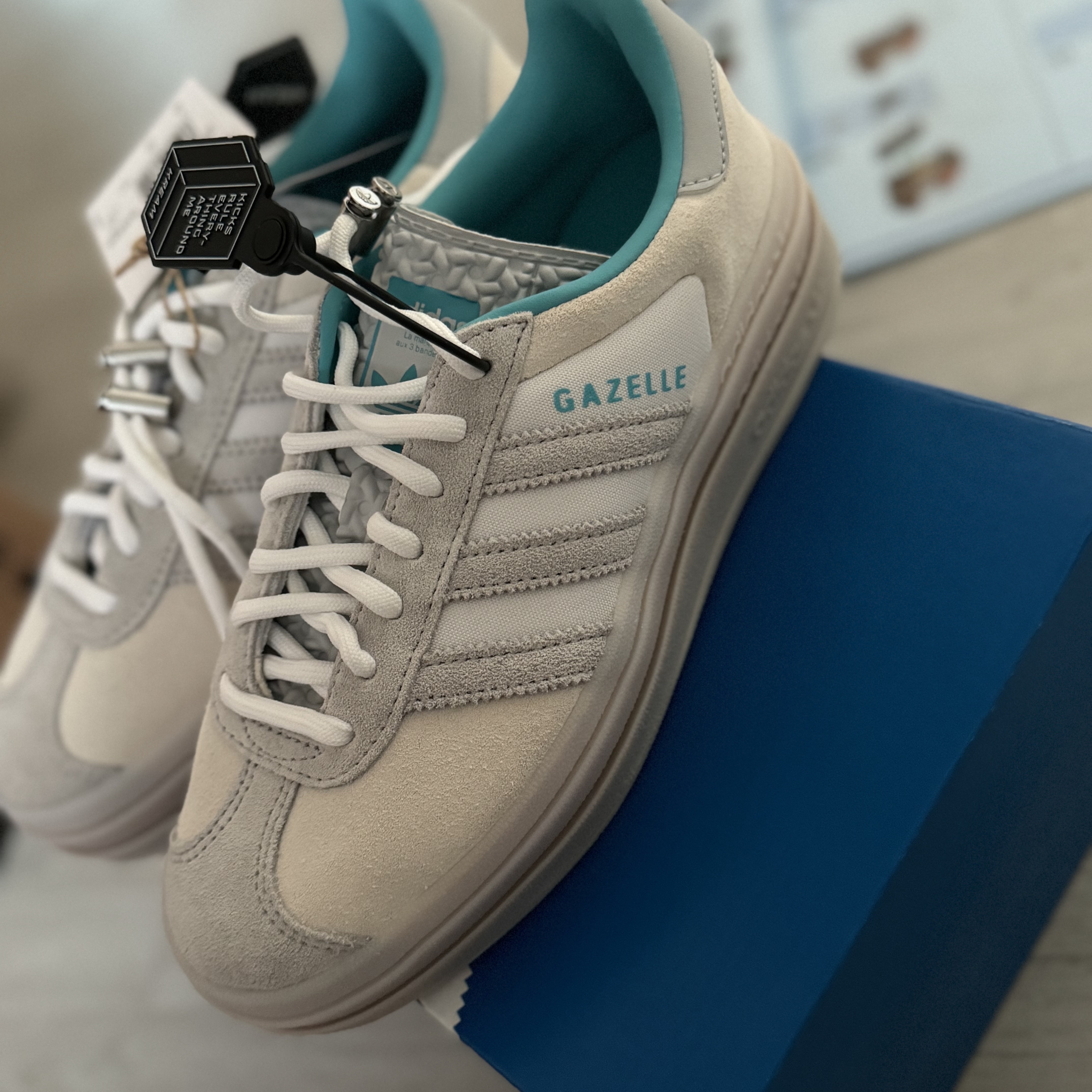 (W) Adidas  x Ordinary People Gazelle Bold Cloud White Light Blue 착용 스타일 - 1