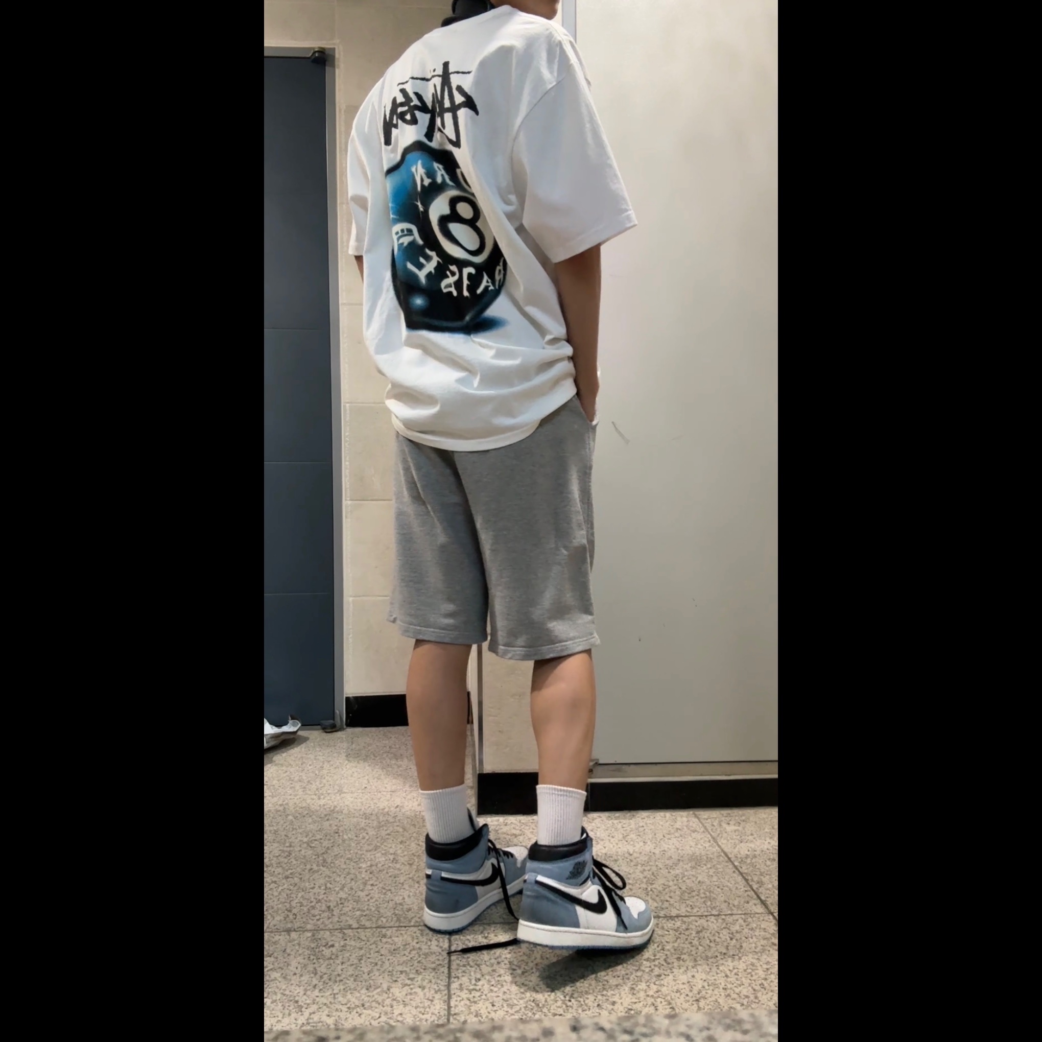 Jordan 1 Retro High OG University Blue, Stussy x Born X Raised 8 Ball T-Shirt White 착용 스타일 - 1