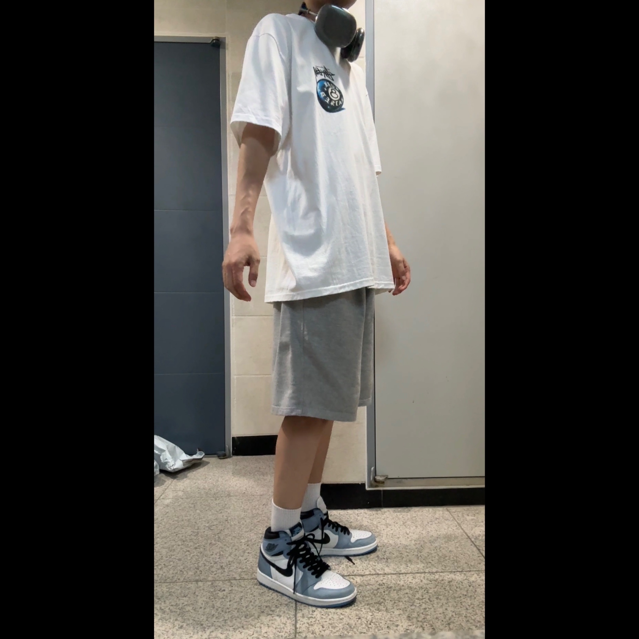 Jordan 1 Retro High OG University Blue, Stussy x Born X Raised 8 Ball T-Shirt White 착용 스타일 - 2