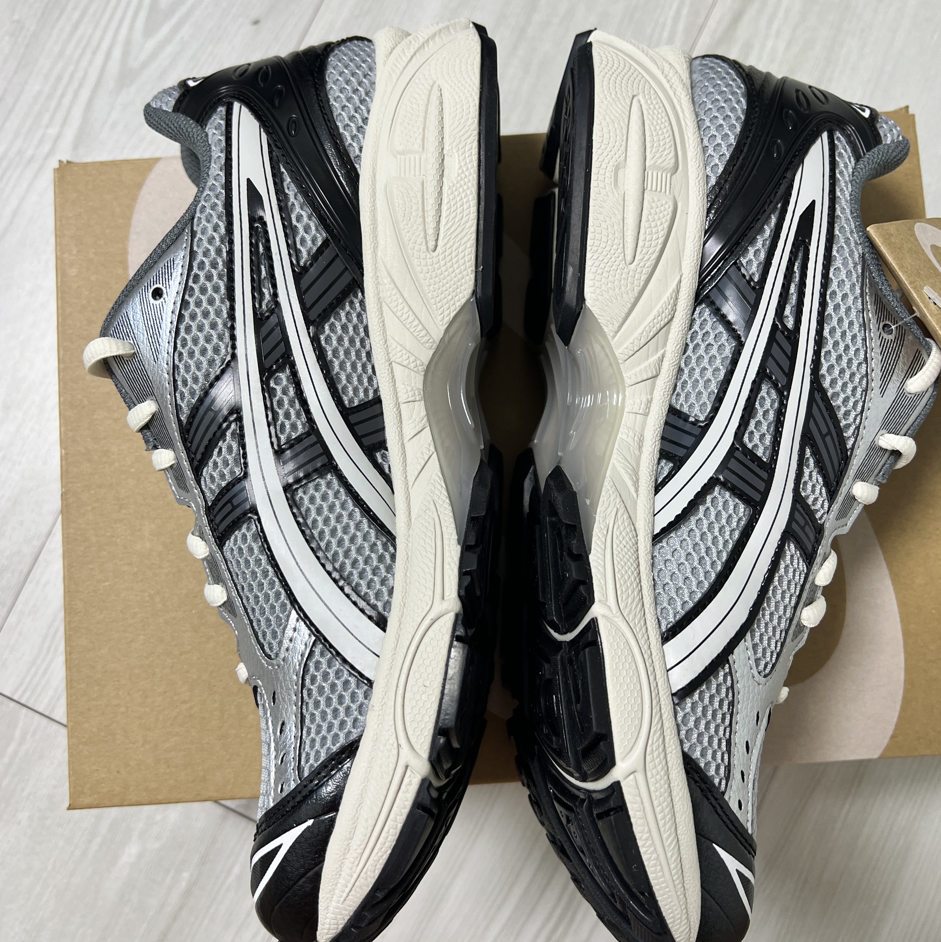 Asics Gel-Kayano 14 Black Glacier Grey 착용 스타일 - 5