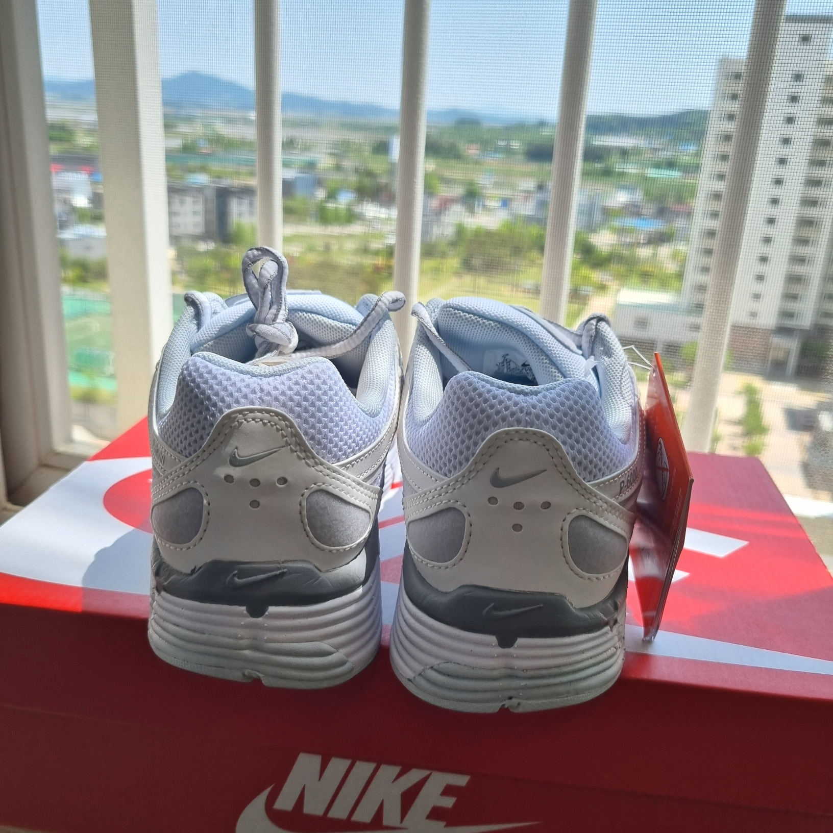 (W) Nike P-6000 Metallic Summit White 착용 스타일 - 3