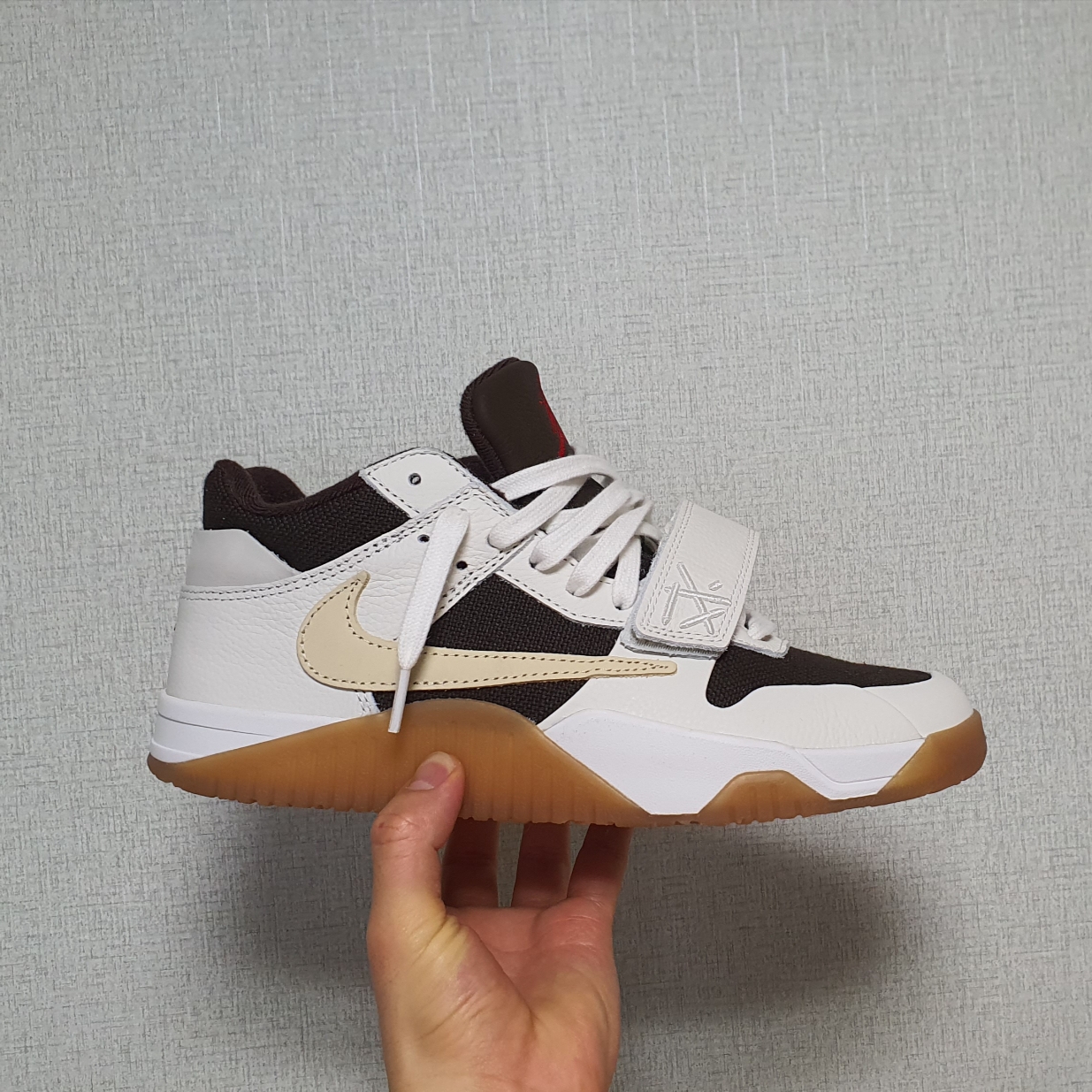 Jordan x Travis Scott Jumpman Jack TR Sail and Dark Mocha 착용 스타일 - 2
