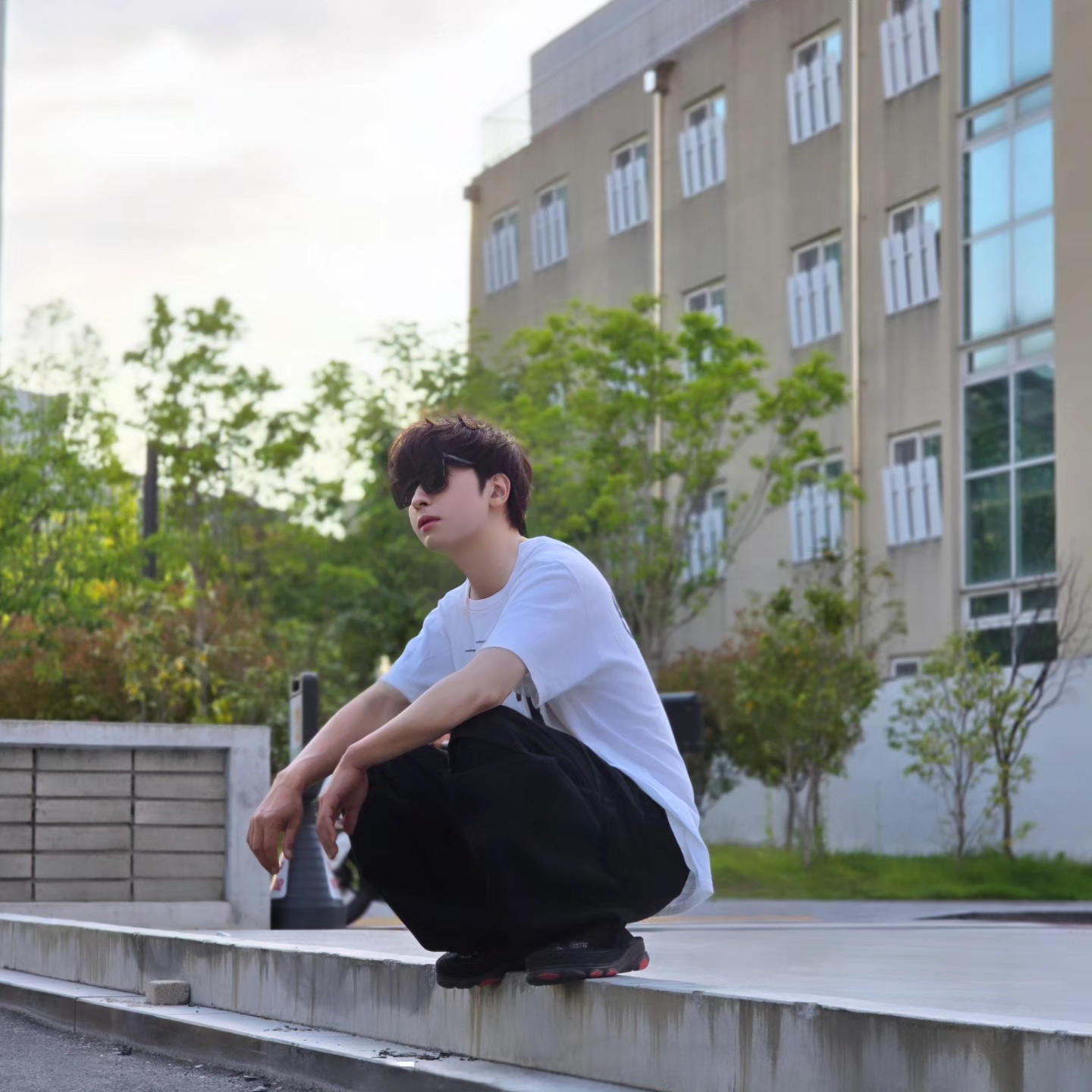 Crocs x Staple Classic All Terrain Clog Black, Stussy DSM World Tour T-Shirt White 착용 스타일 - 2